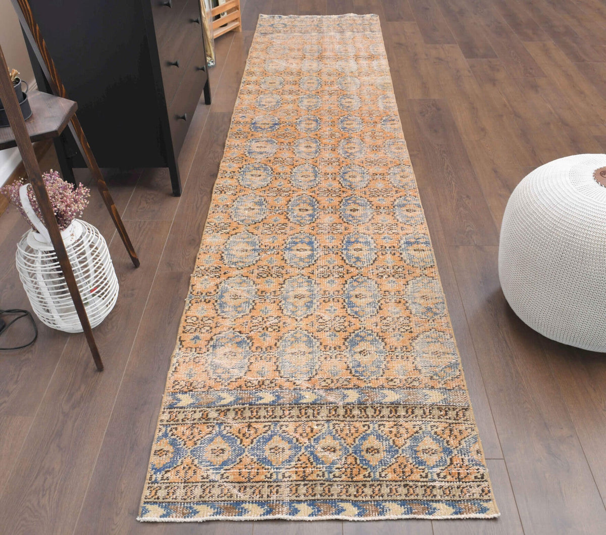 78x350 cm turuncu ve kahverengi çiçek desenli el dokuma vintage yolluk – üstten tam görünüm