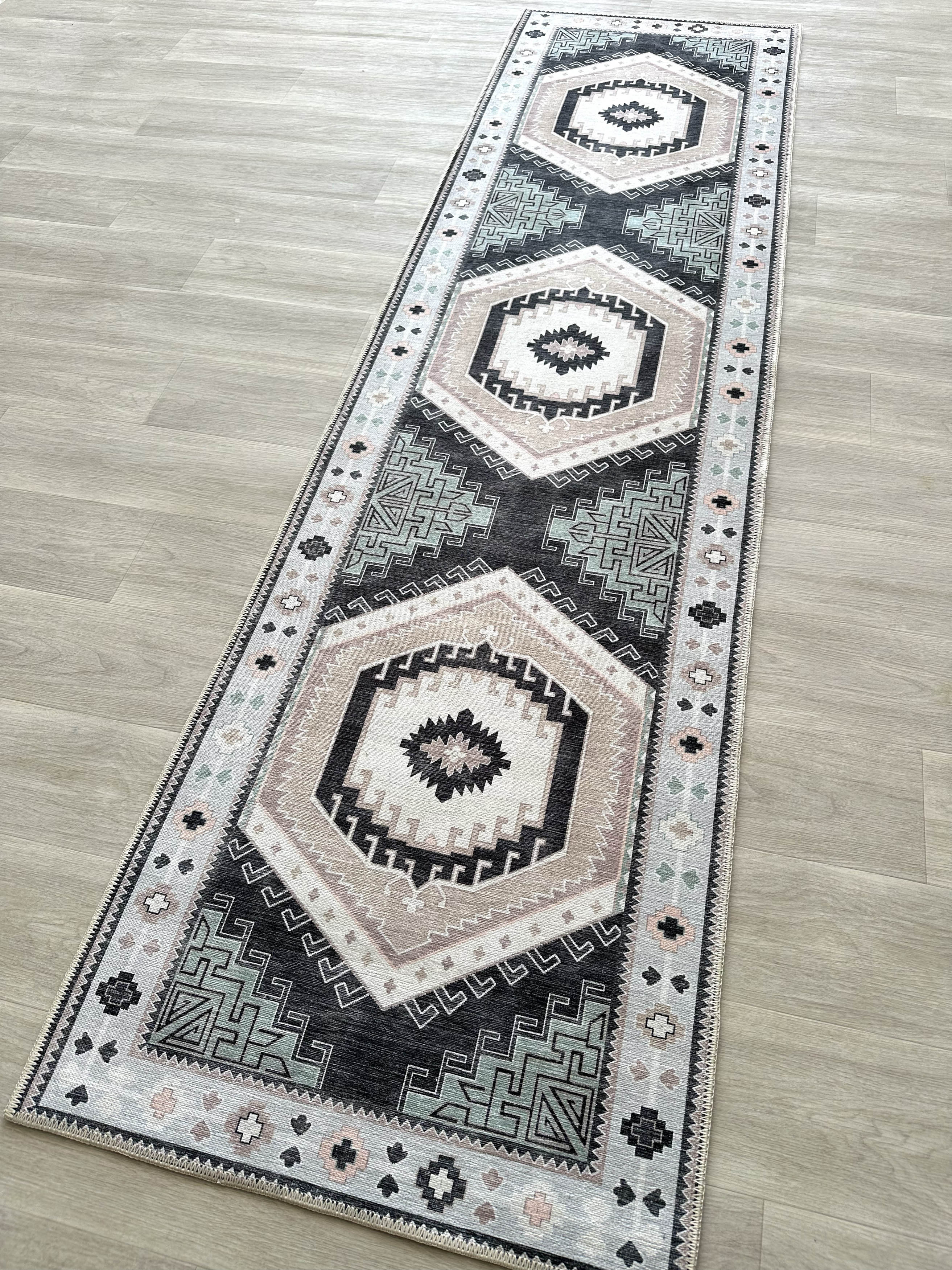 Geometrik Madalyon Desenli Siyah ve Gri Etnik Halı - AR856BG
