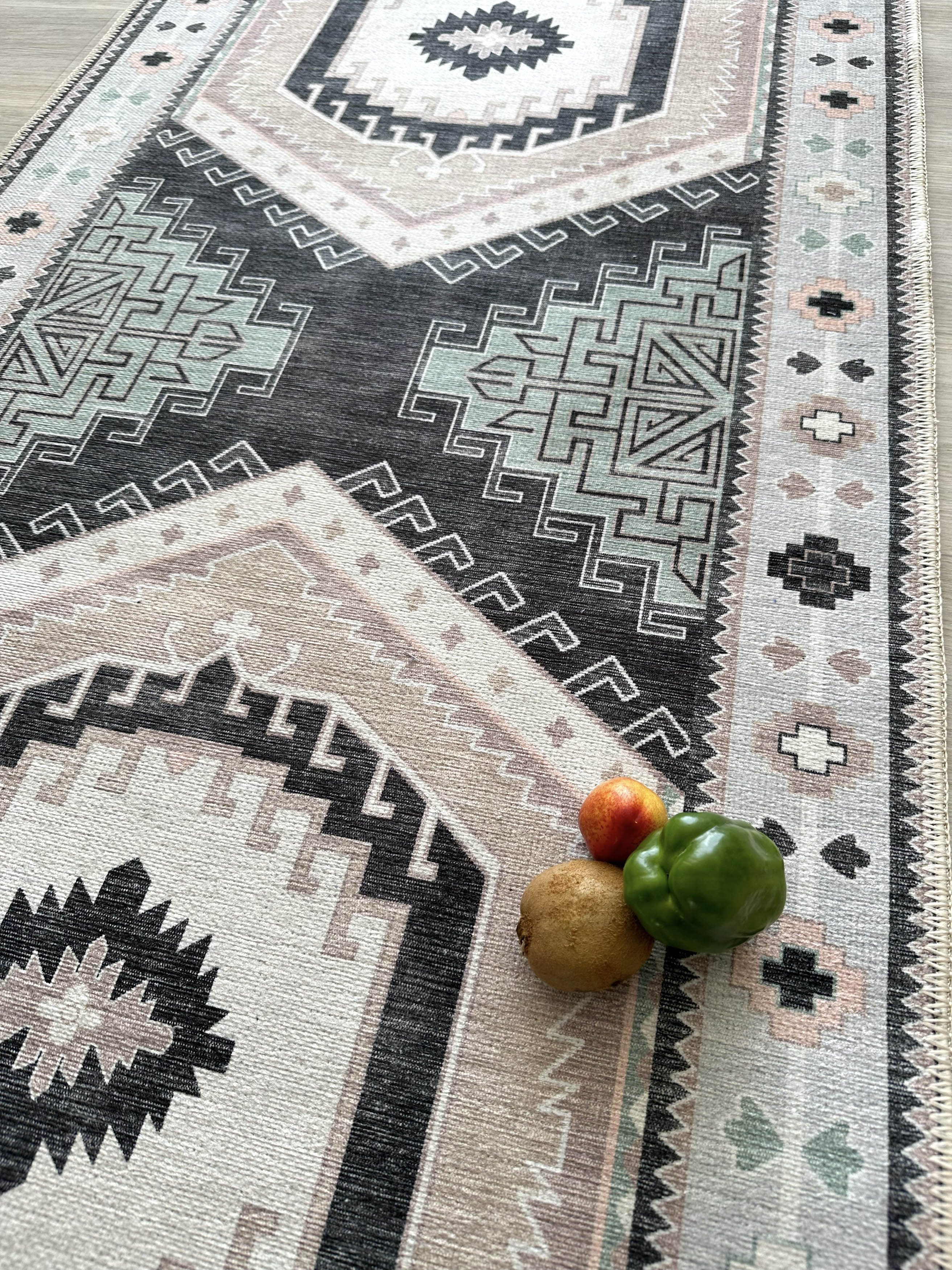 Geometrik Madalyon Desenli Siyah ve Gri Etnik Halı - AR856BG