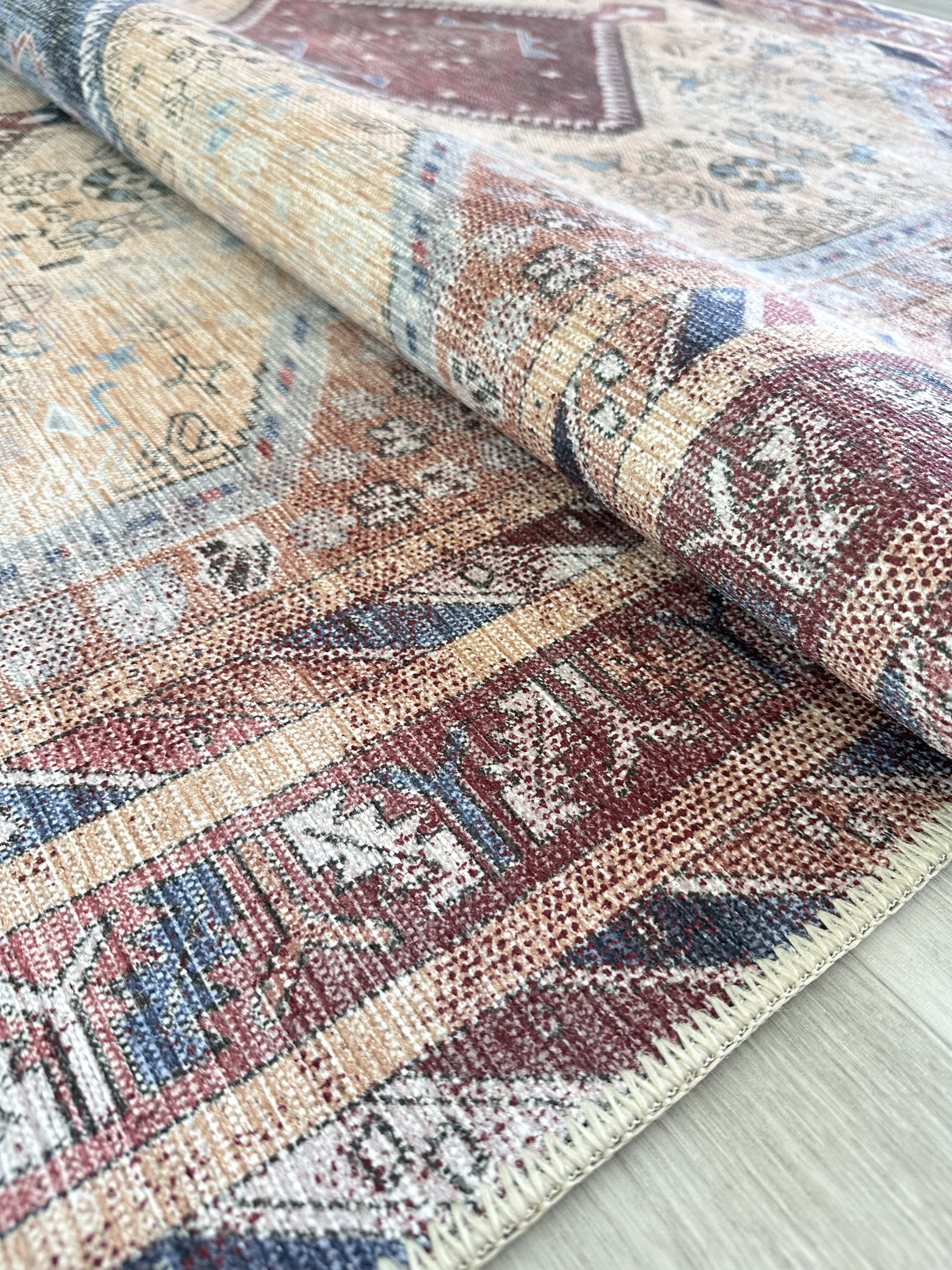 Eskitme Geometrik Madalyon Desenli Krem, Bordo ve Lacivert Etnik Halı - AR863TT