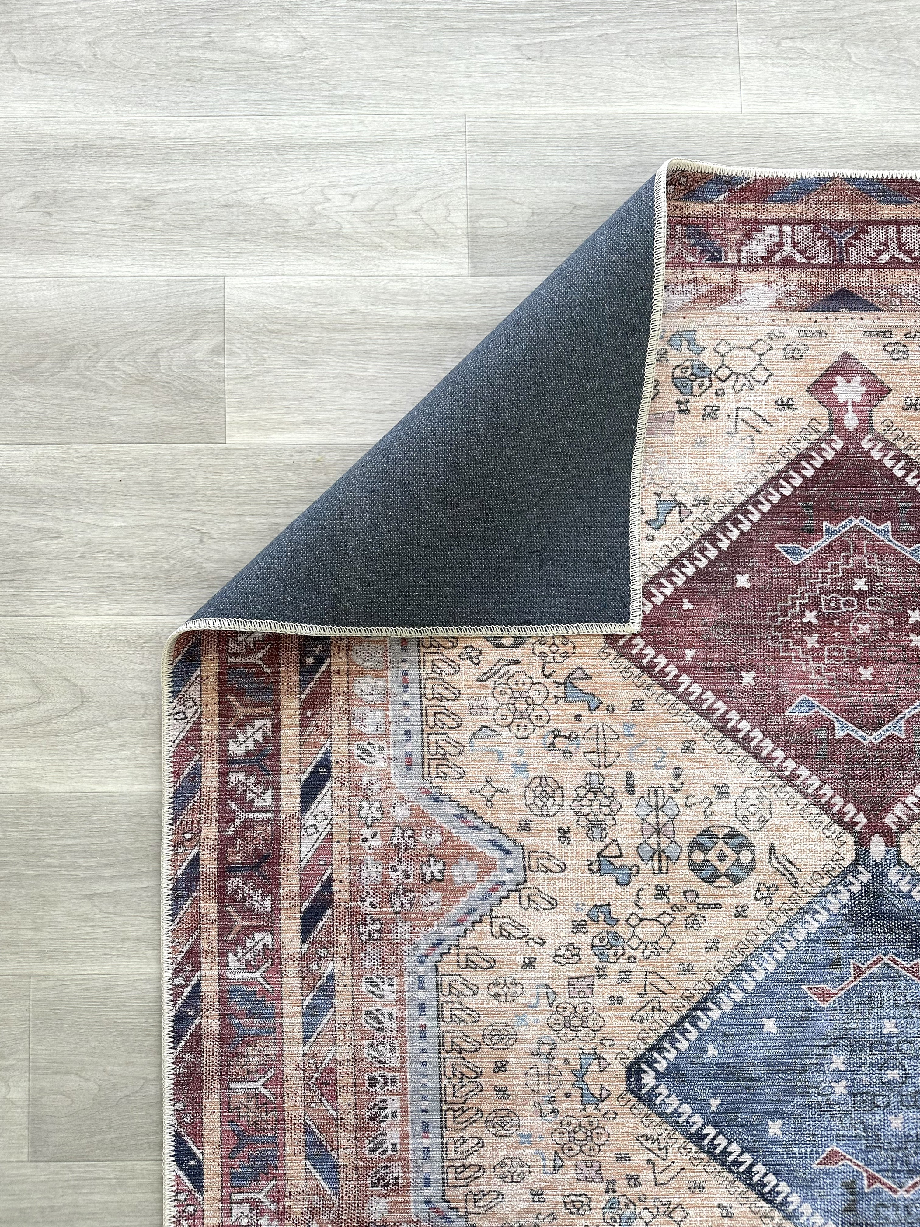 Eskitme Geometrik Madalyon Desenli Krem, Bordo ve Lacivert Etnik Halı - AR863TT