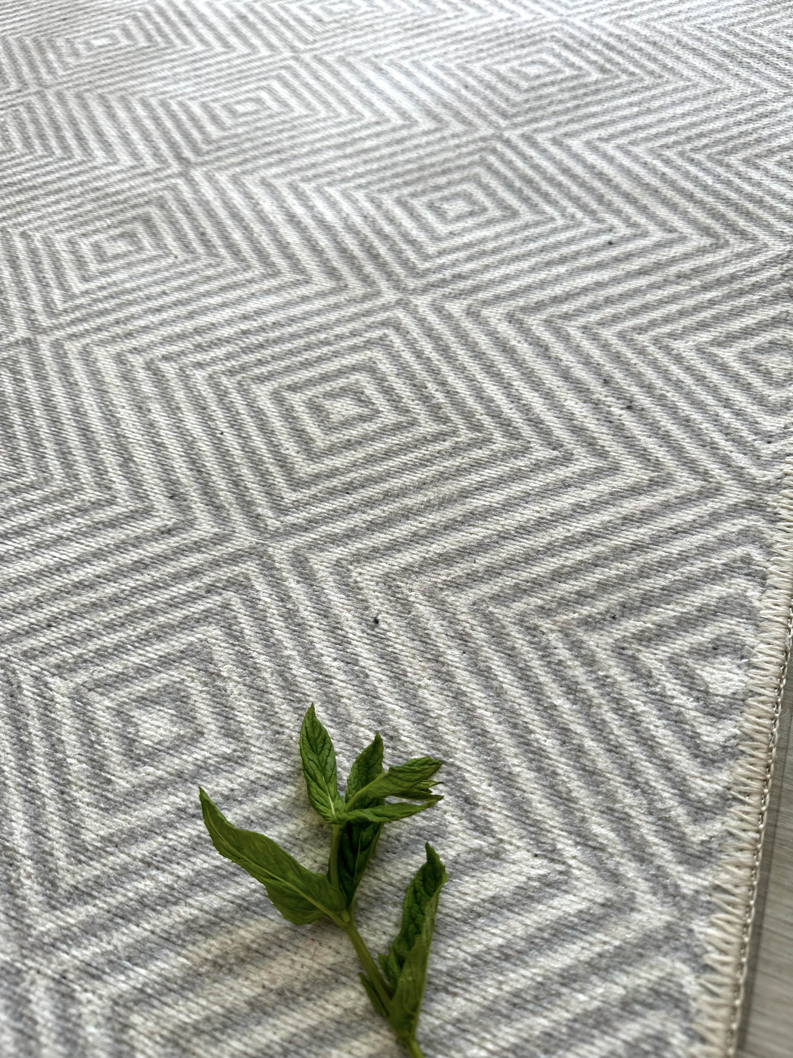 Modern Geometrik Elmas Desenli Açık Gri ve Beyaz Minimalist Halı - AR864CC