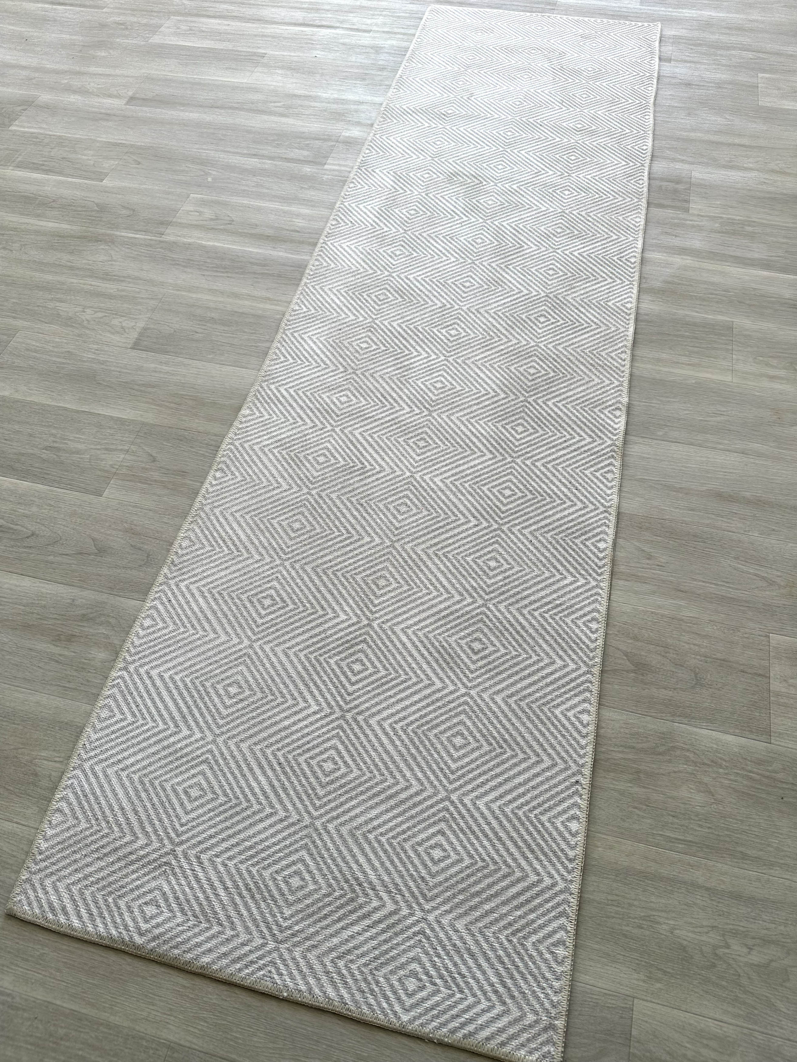 Modern Geometrik Elmas Desenli Açık Gri ve Beyaz Minimalist Halı - AR864CC