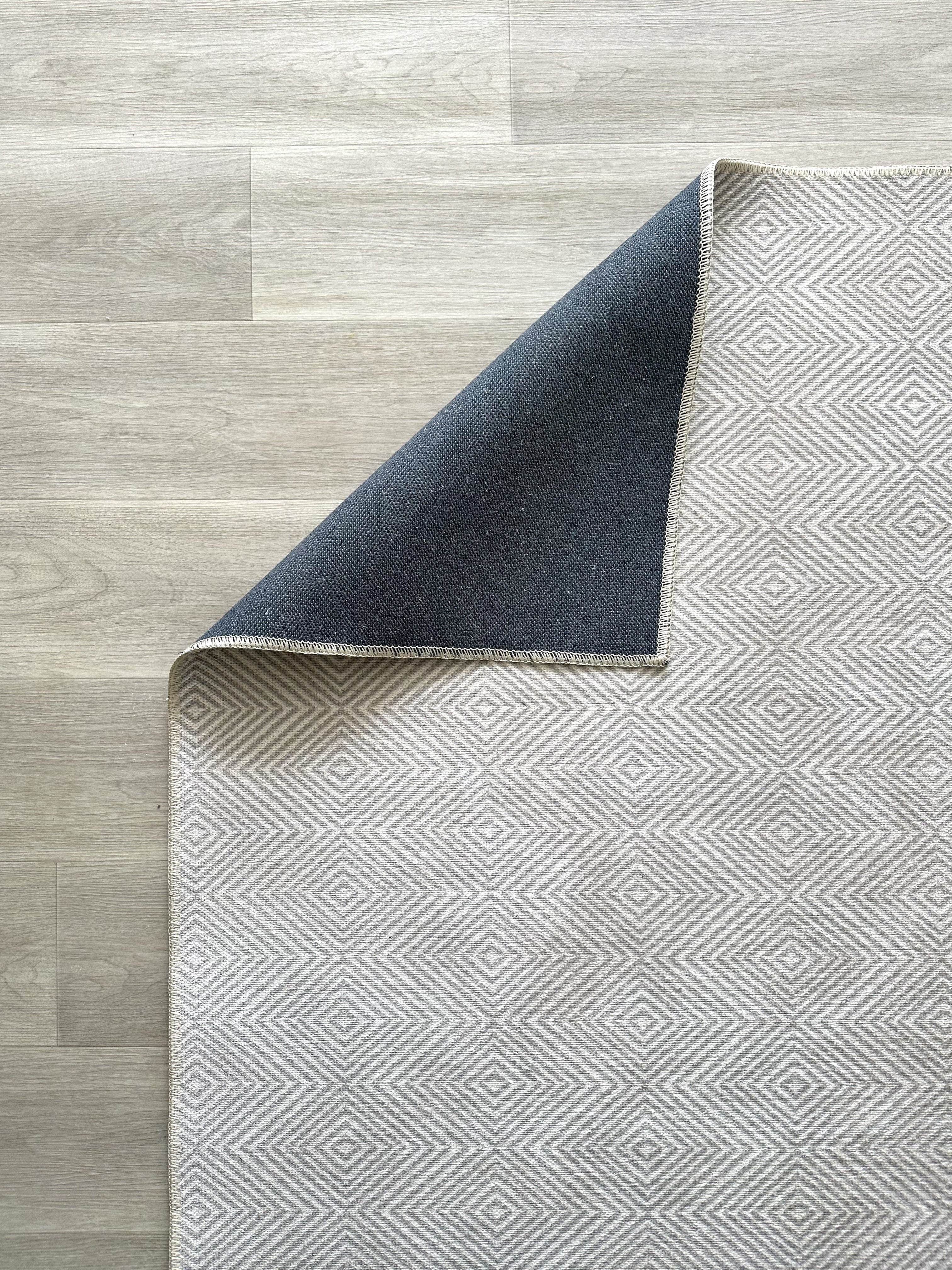 Modern Geometrik Elmas Desenli Açık Gri ve Beyaz Minimalist Halı - AR864CC