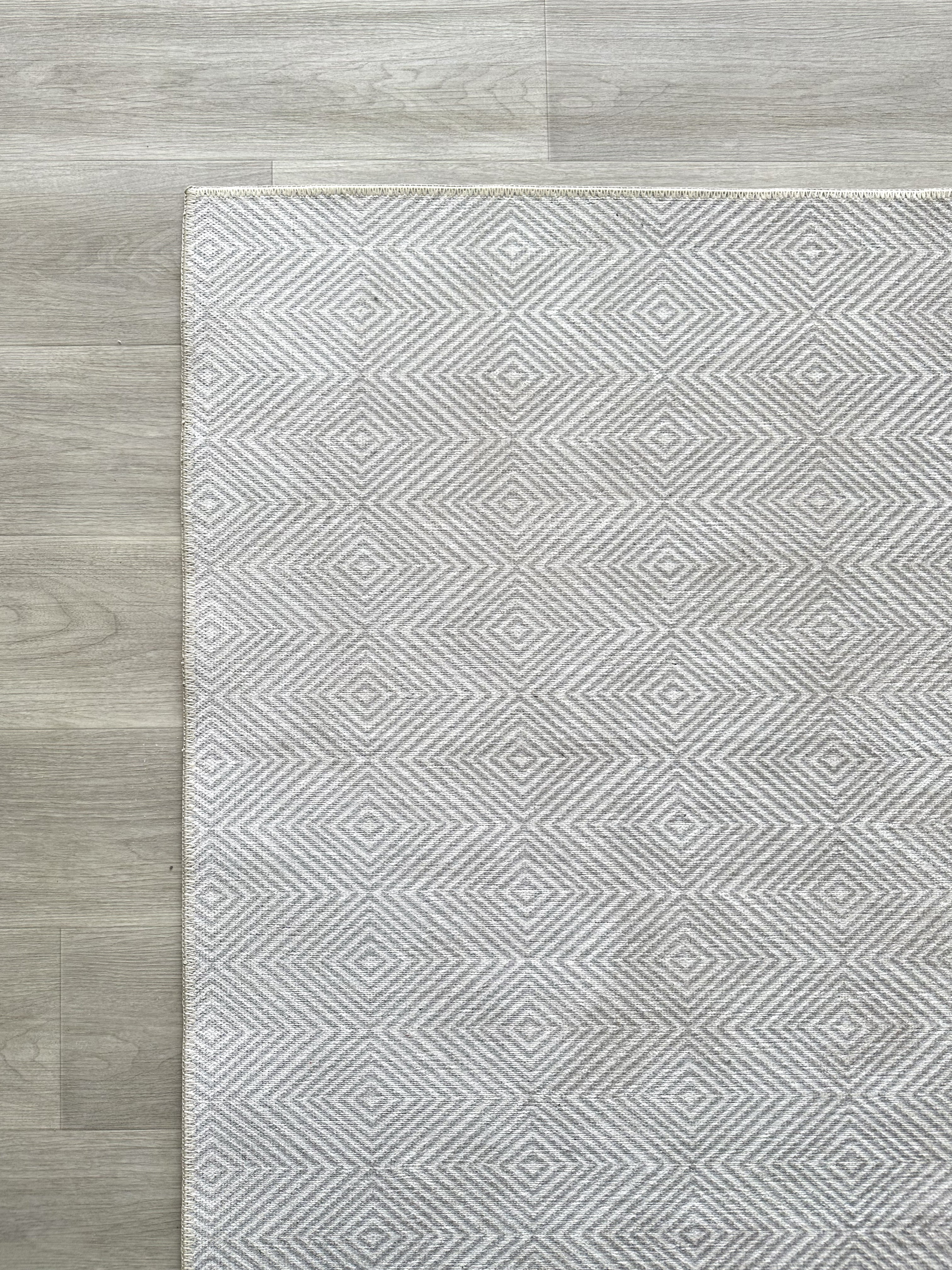 Modern Geometrik Elmas Desenli Açık Gri ve Beyaz Minimalist Halı - AR864CC