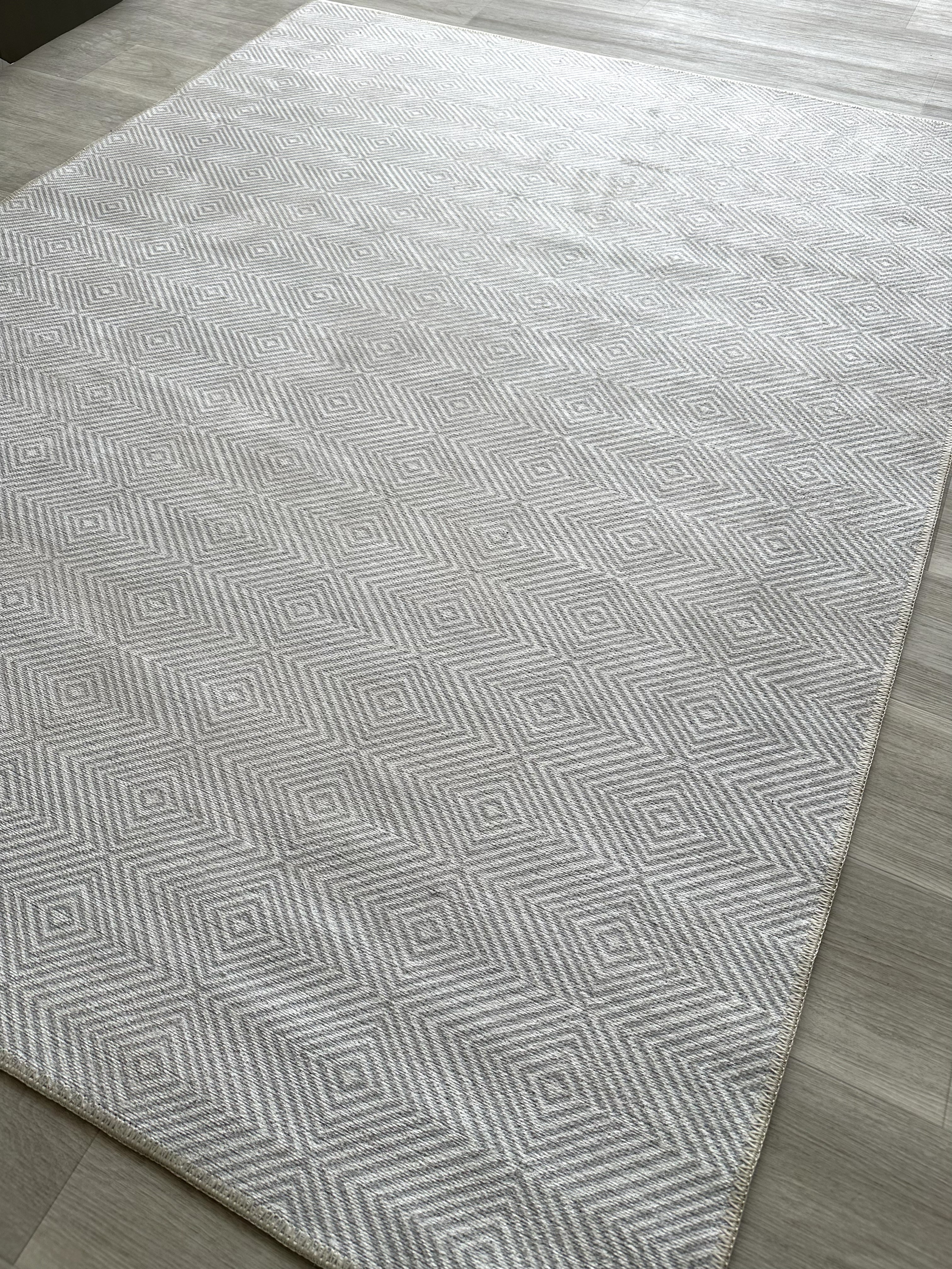 Modern Geometrik Elmas Desenli Açık Gri ve Beyaz Minimalist Halı - AR864CC