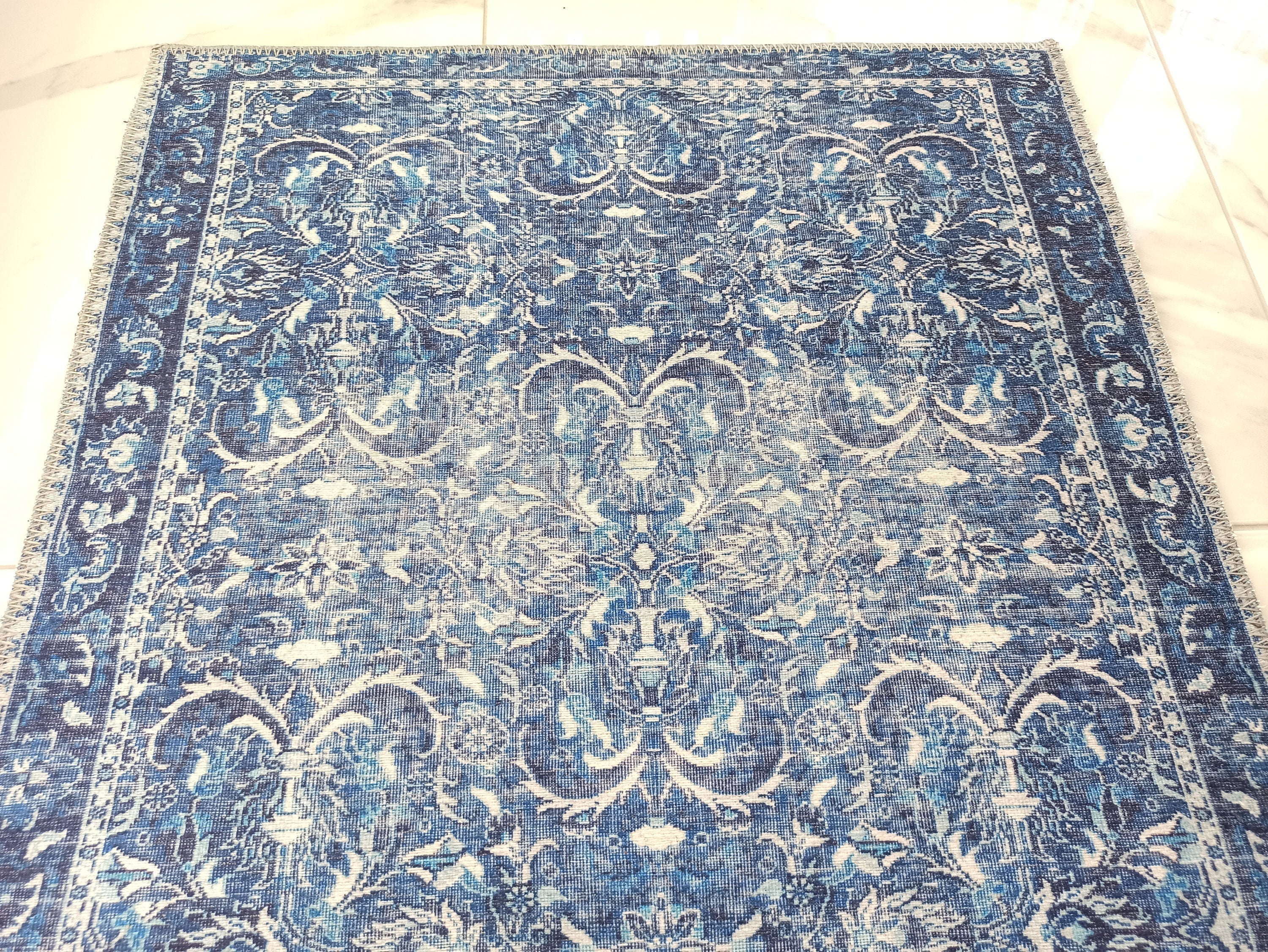 Lacivert ve Beyaz Yoğun Çiçekli Vintage Halı