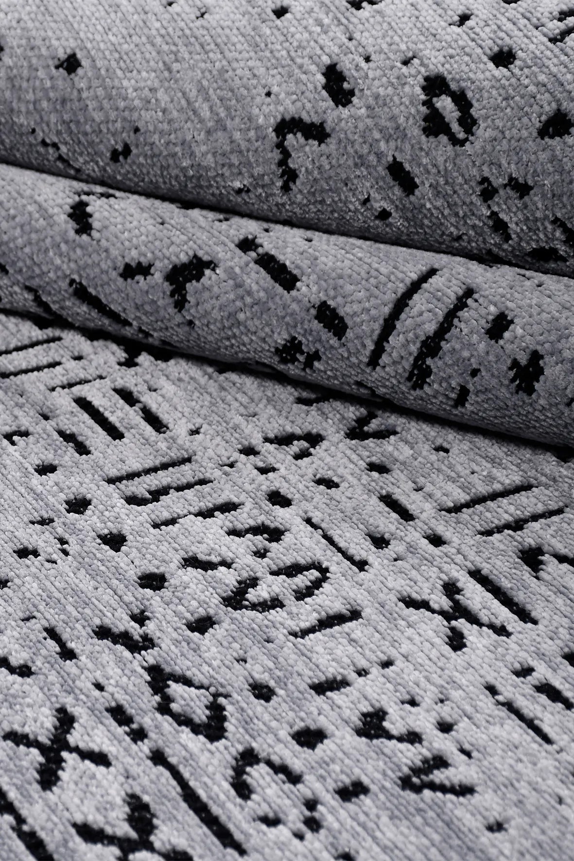 Gri ve Antrasit Etnik Desenli Modern Halı
