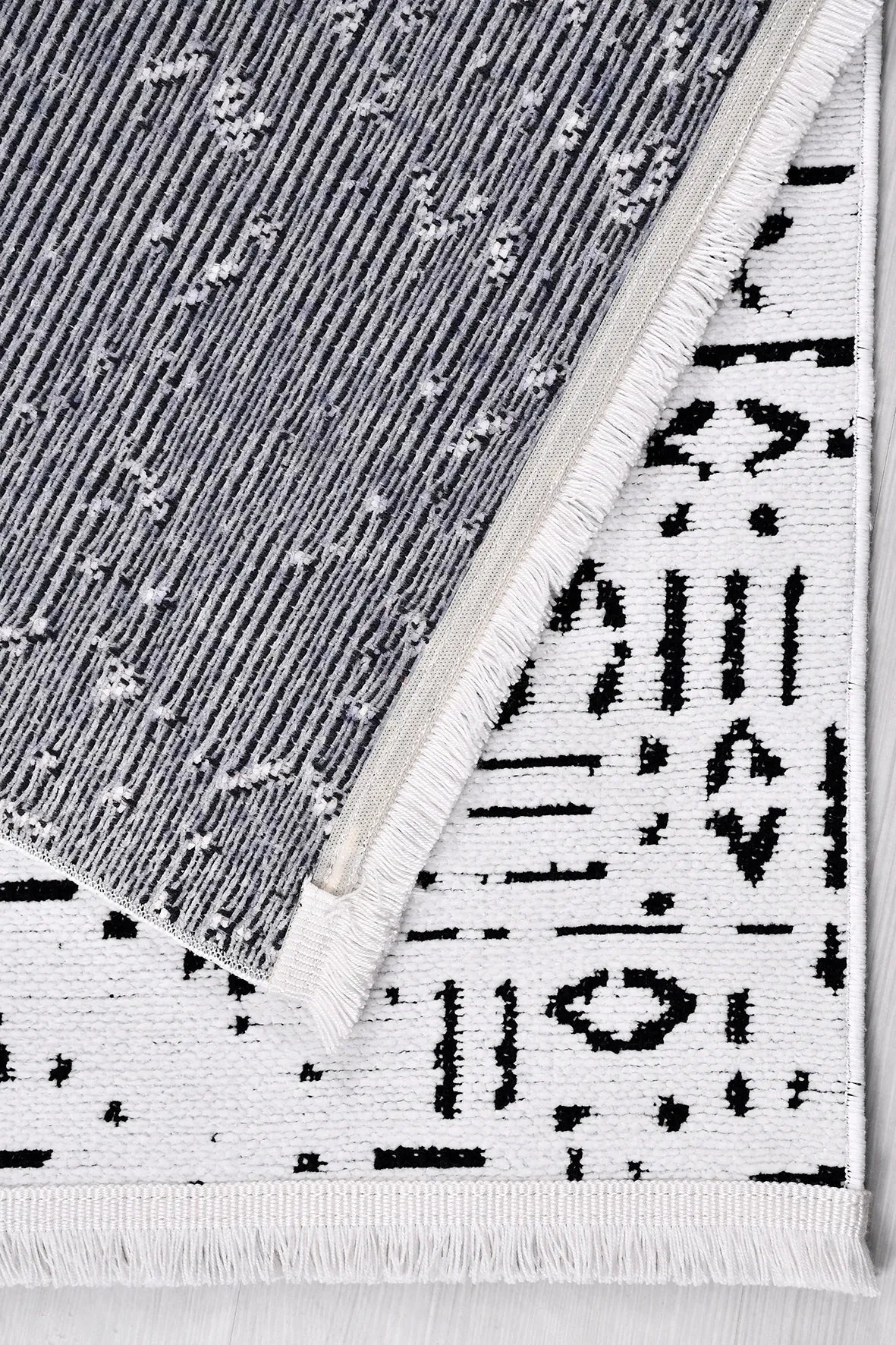 Gri ve Antrasit Etnik Desenli Halı