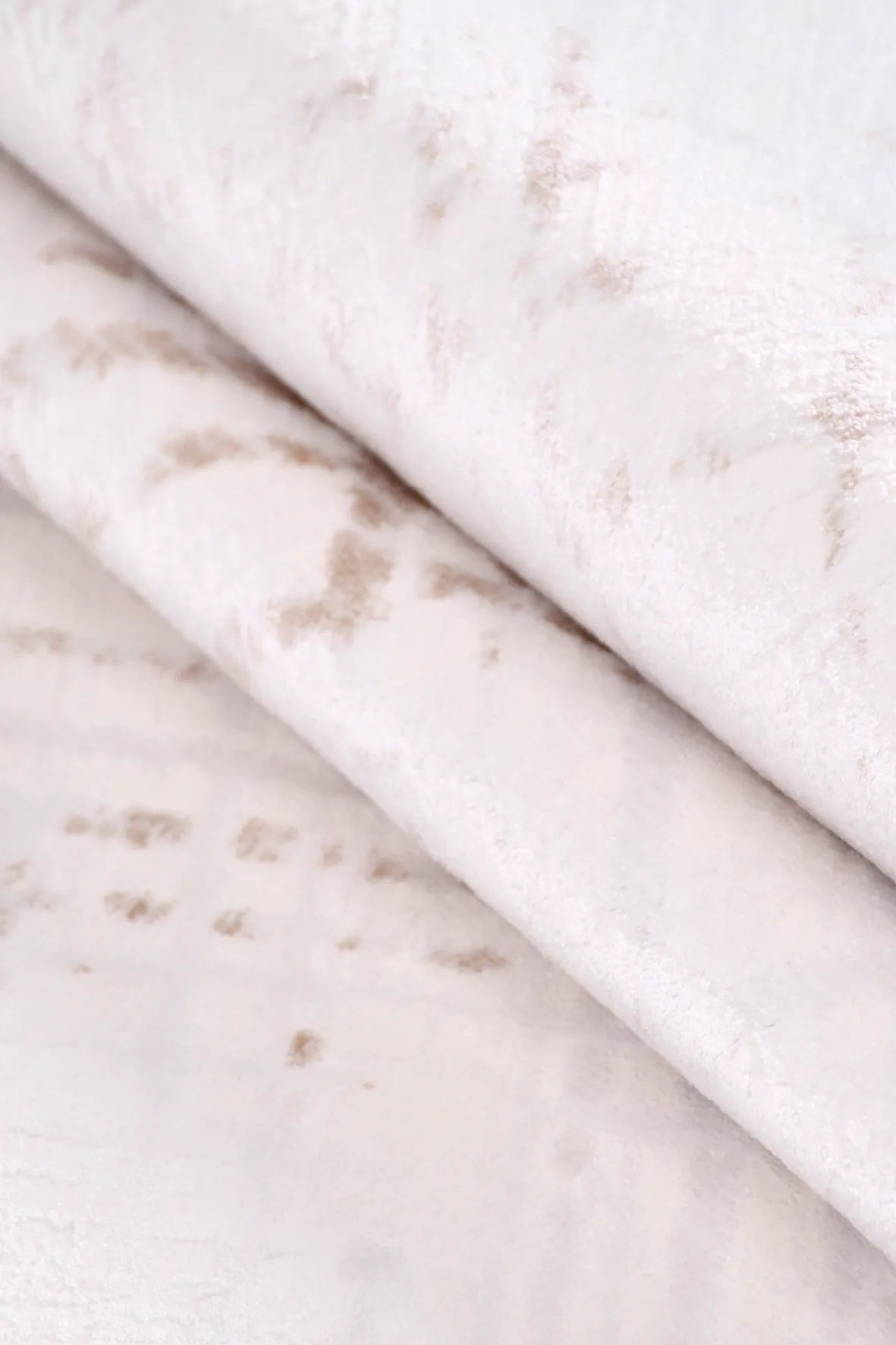 Krem ve Vizon Çapraz Eskiz Desenli Modern Halı