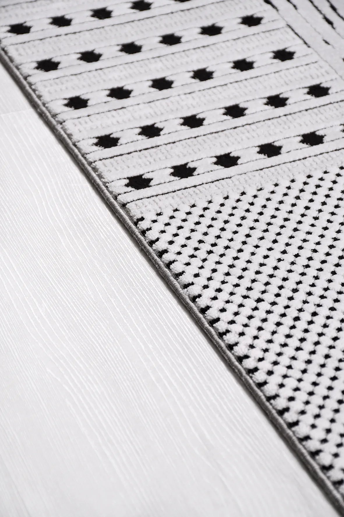 Siyah ve Beyaz Patchwork Desenli Halı