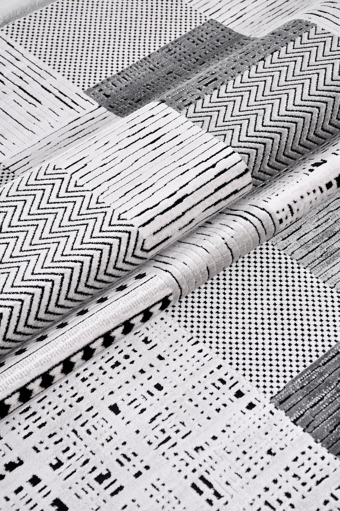 Siyah ve Beyaz Patchwork Desenli Halı