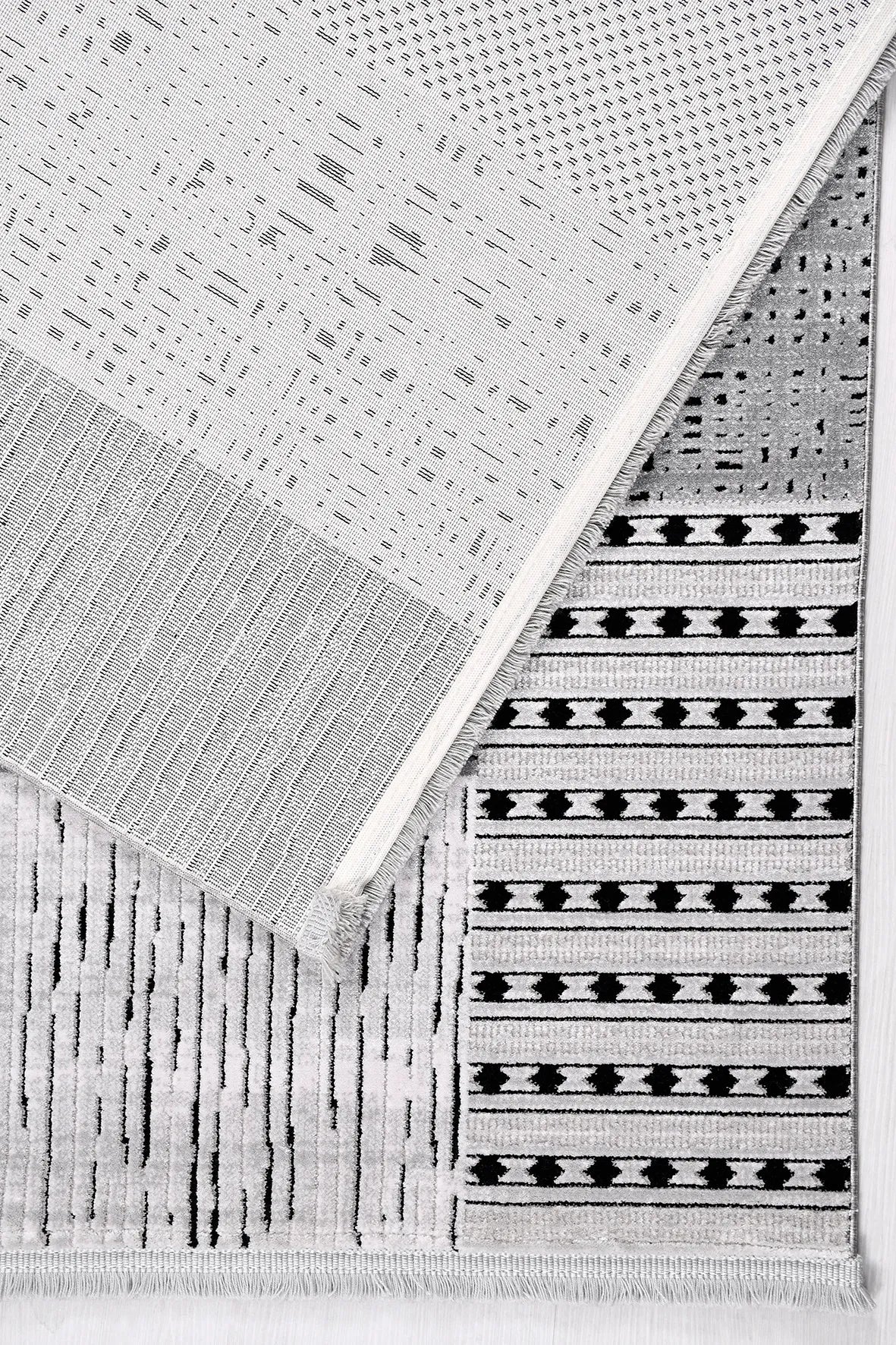 Siyah ve Beyaz Patchwork Desenli Halı