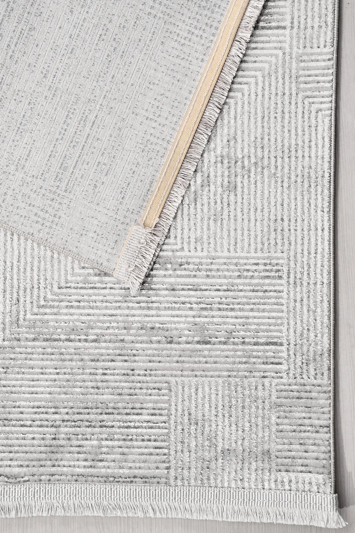 Beyaz Gri Geometrik Kare Desenli Halı