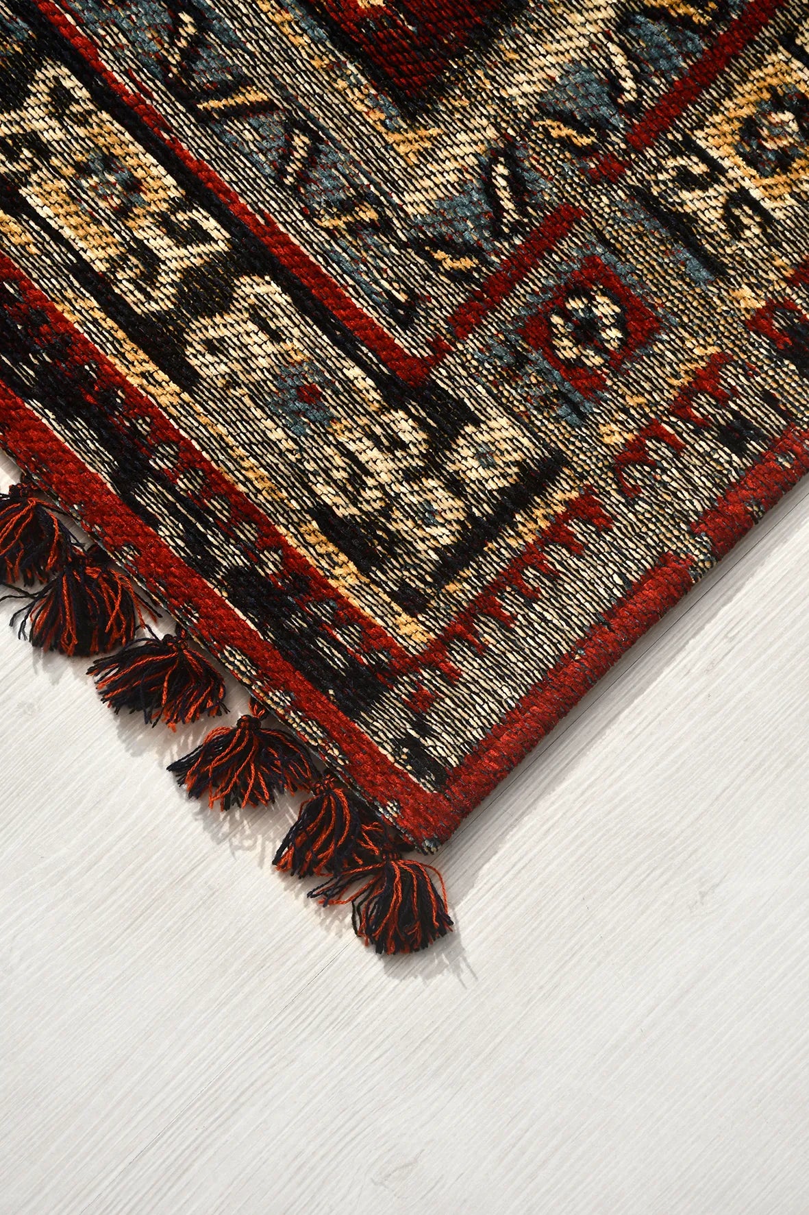 Kırmızı ve Siyah Geometrik Saçaklı Kilim