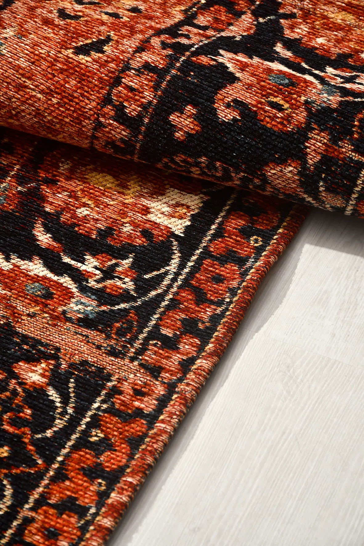 Kiremit ve Siyah Vintage Saçaklı Kilim