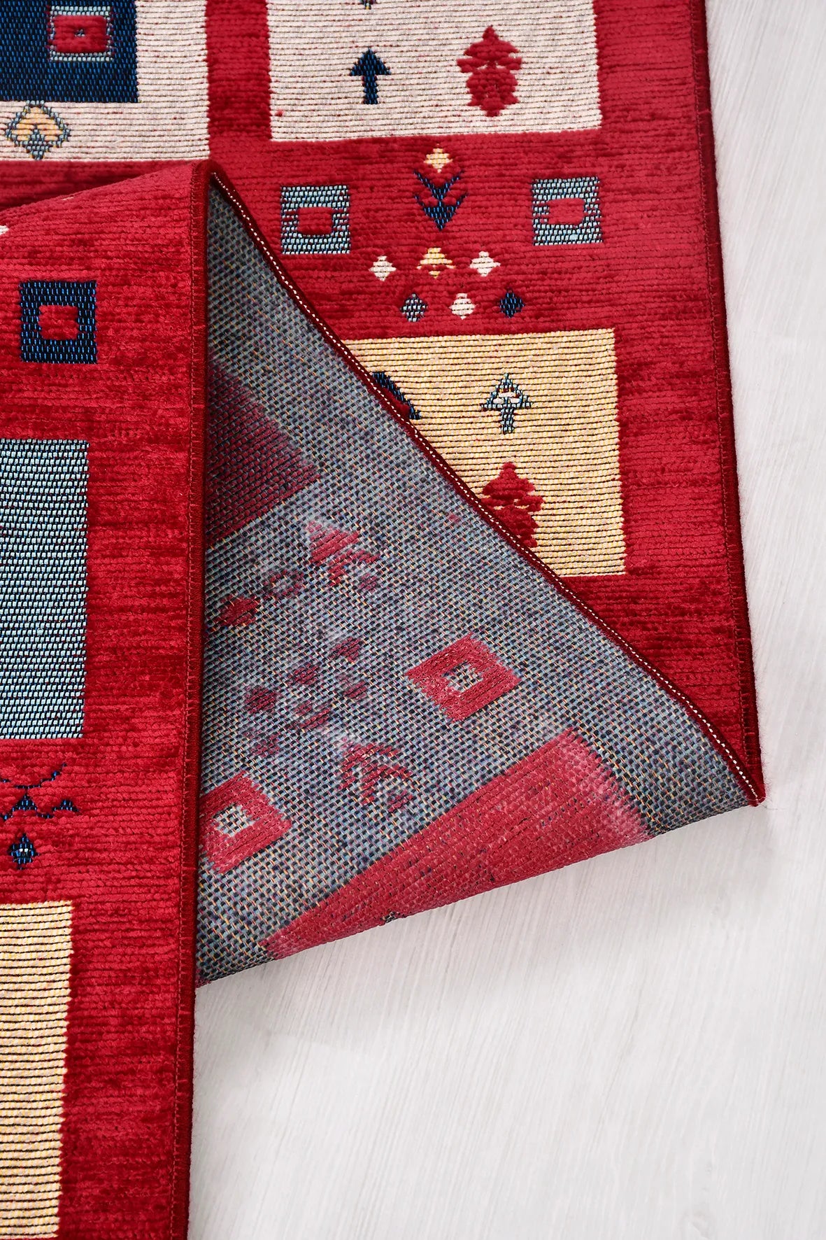 Kırmızı ve Lacivert Bordürlü Etnik Kilim