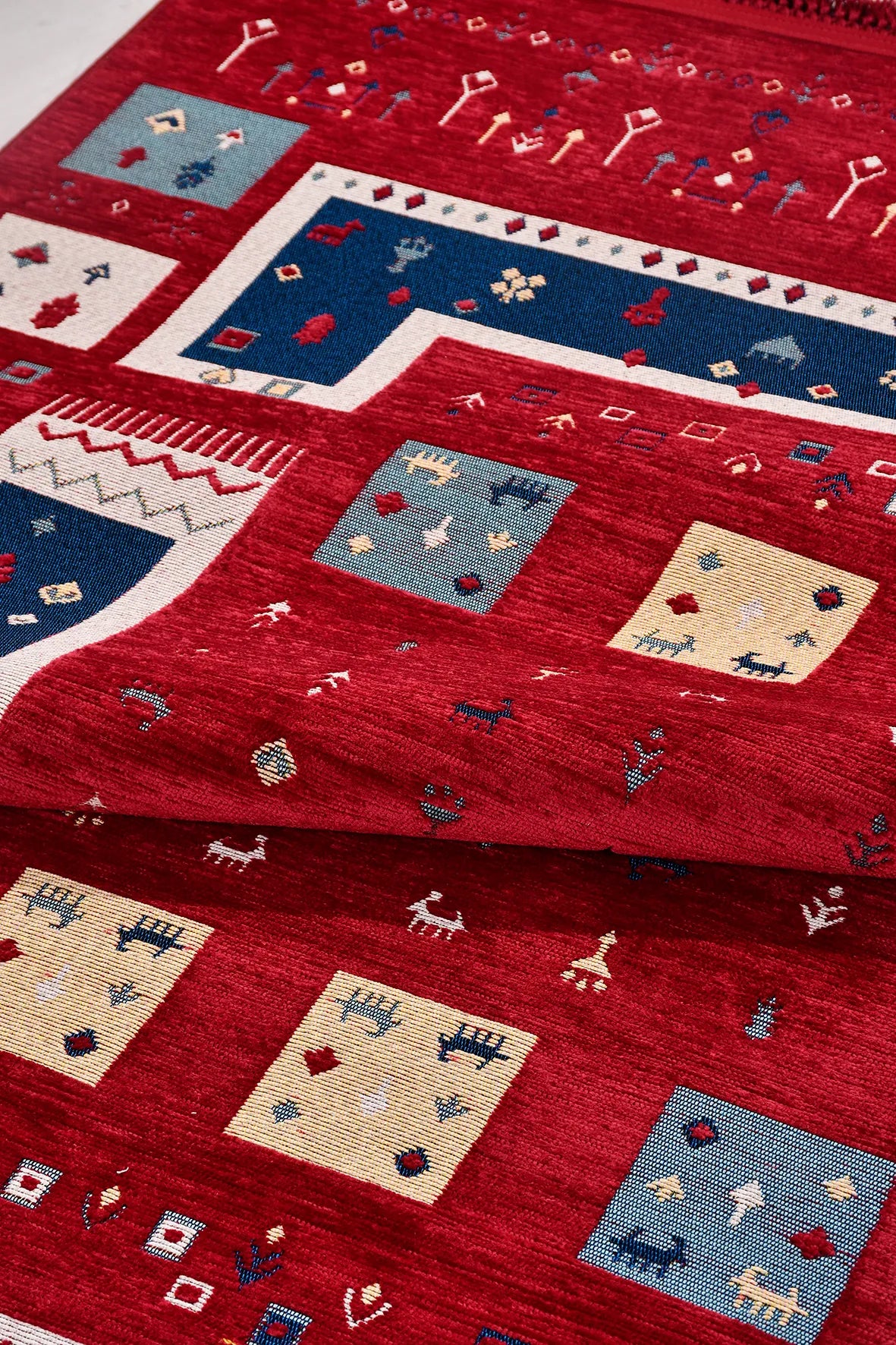 Kırmızı ve Lacivert Bordürlü Etnik Kilim