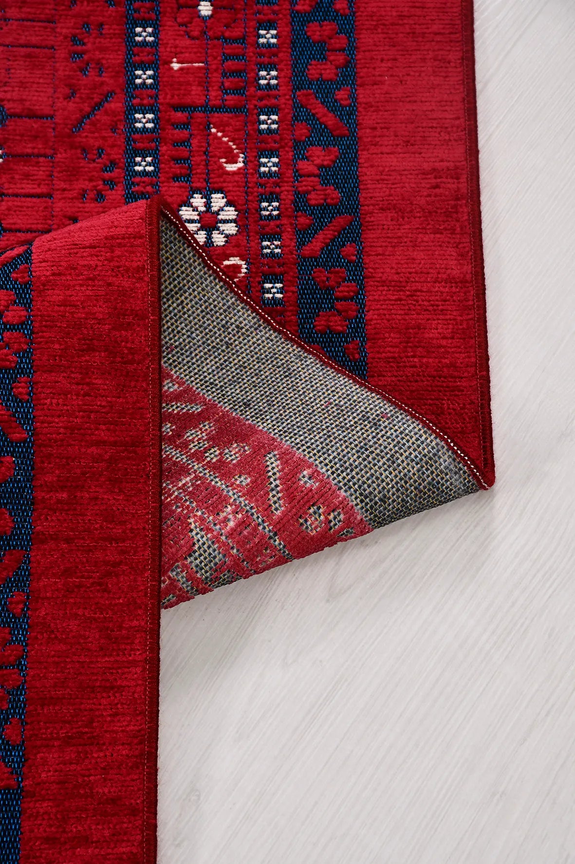 Kırmızı ve Lacivert Madalyonlu Etnik Kilim