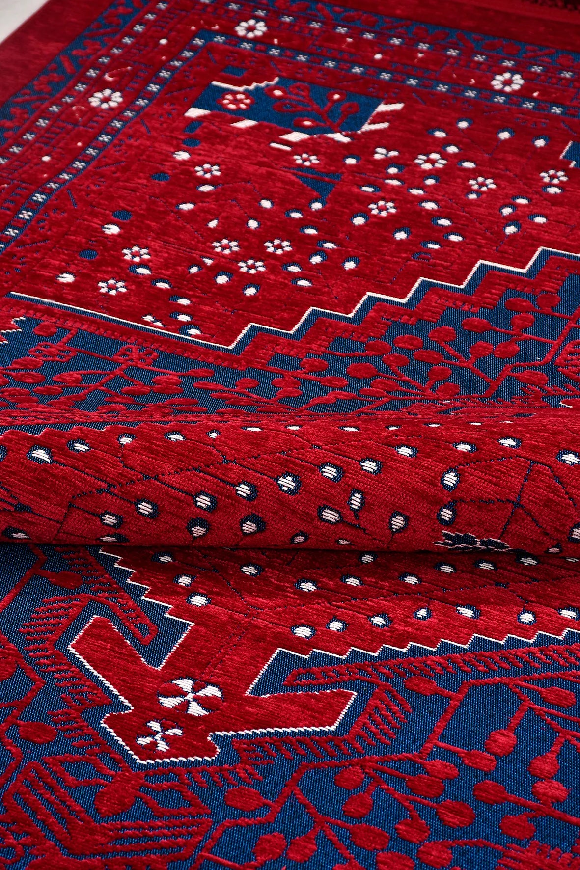 Kırmızı ve Lacivert Madalyonlu Etnik Kilim