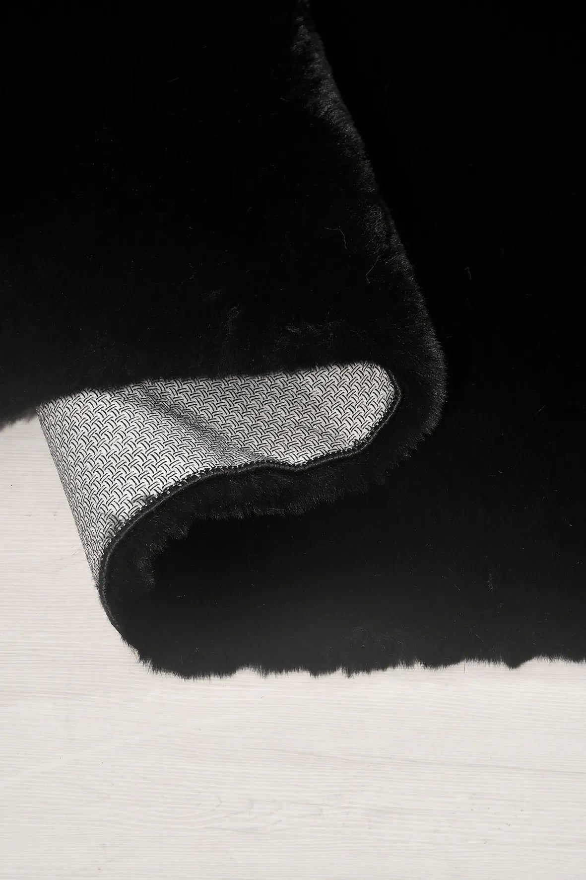 Siyah Ekstra Yumuşak Tavşan Peluş Halı