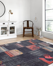 Koyu Füme Siyah Etnik Patchwork Görünümlü Halı