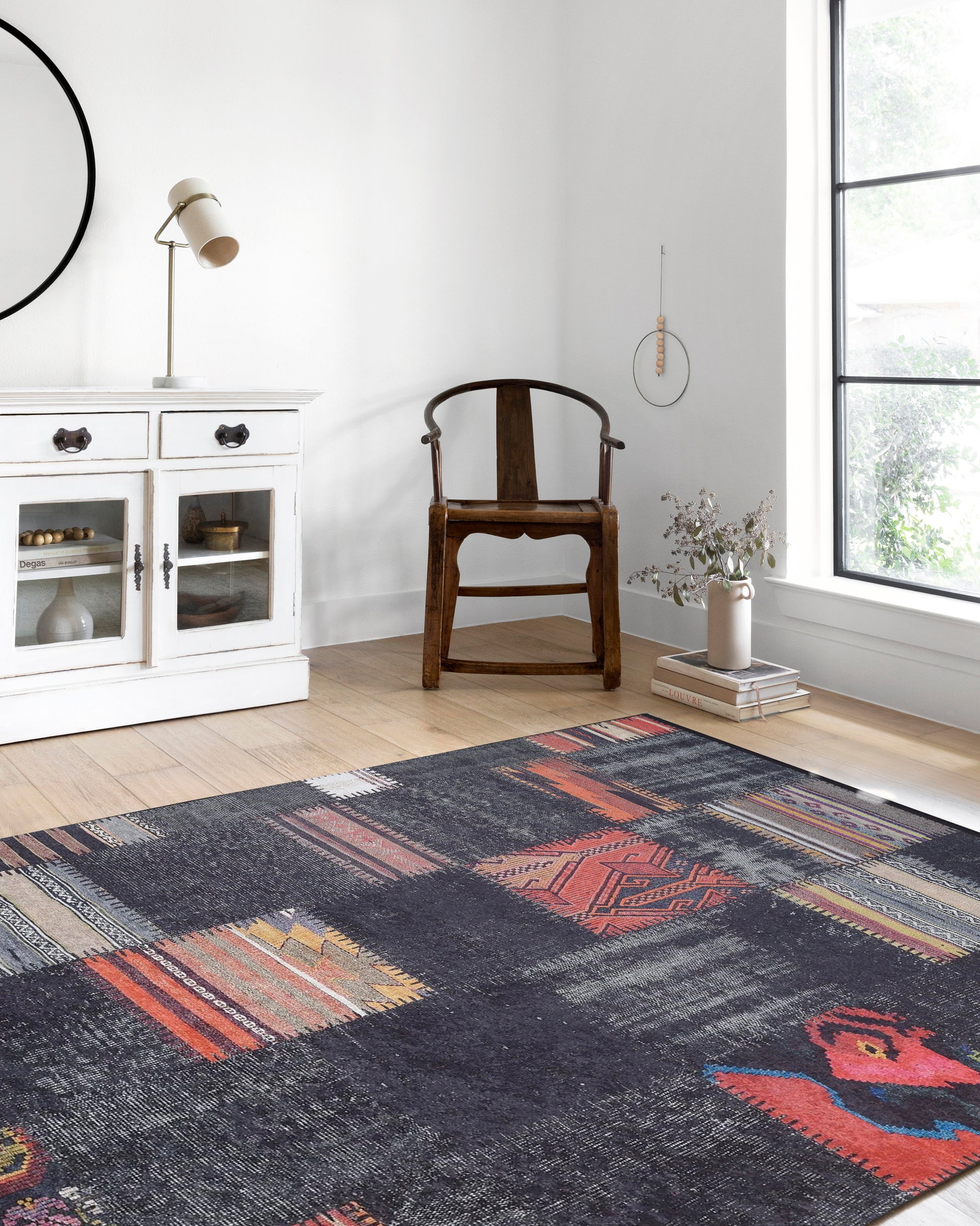 Koyu Füme Siyah Etnik Patchwork Görünümlü Halı