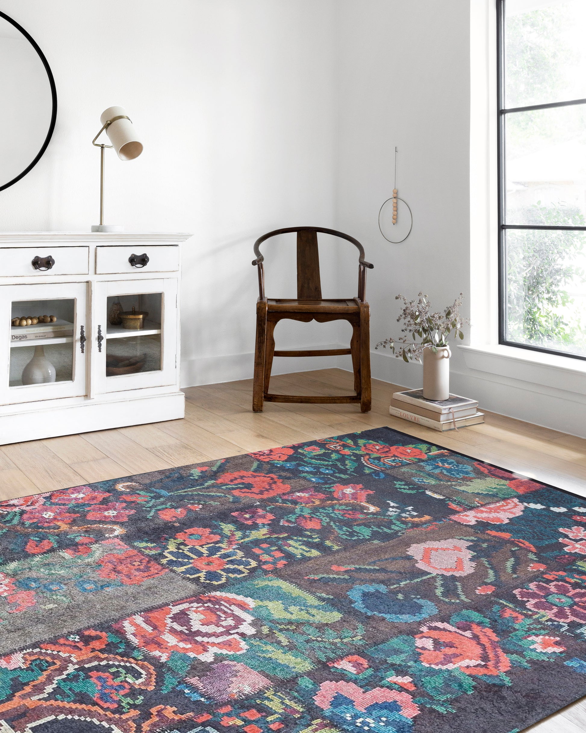 Koyu Siyah Zemin Çiçekli Patchwork Görünümlü Halı