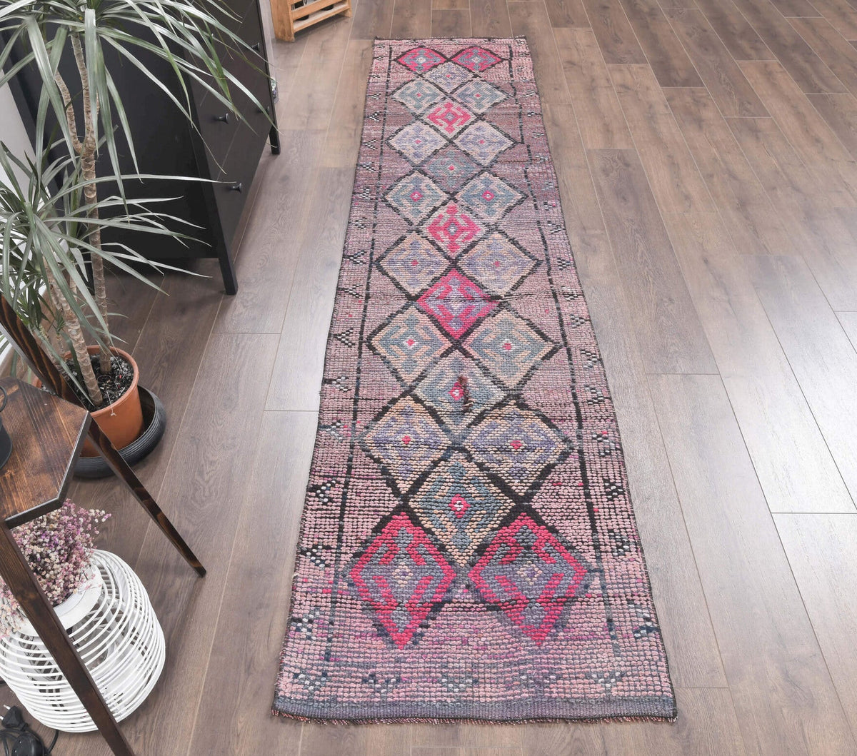 Geometrik desenli el dokuma vintage yolluk – pembe, mor ve kırmızı tonlarda yün dokuma
