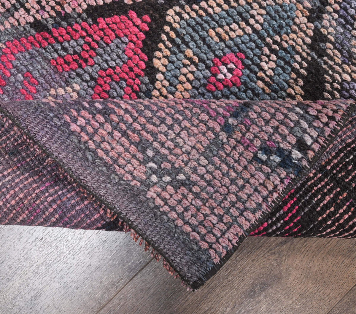 Vintage yolluk 71x313 cm – pembe, mor ve kırmızı geometrik desenli, el dokuma
