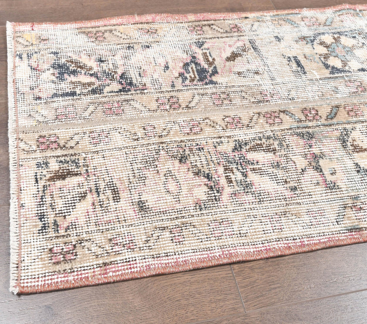 Çiçek desenli el dokuma vintage yolluk – turuncu ve bej tonlarda yün dokuma