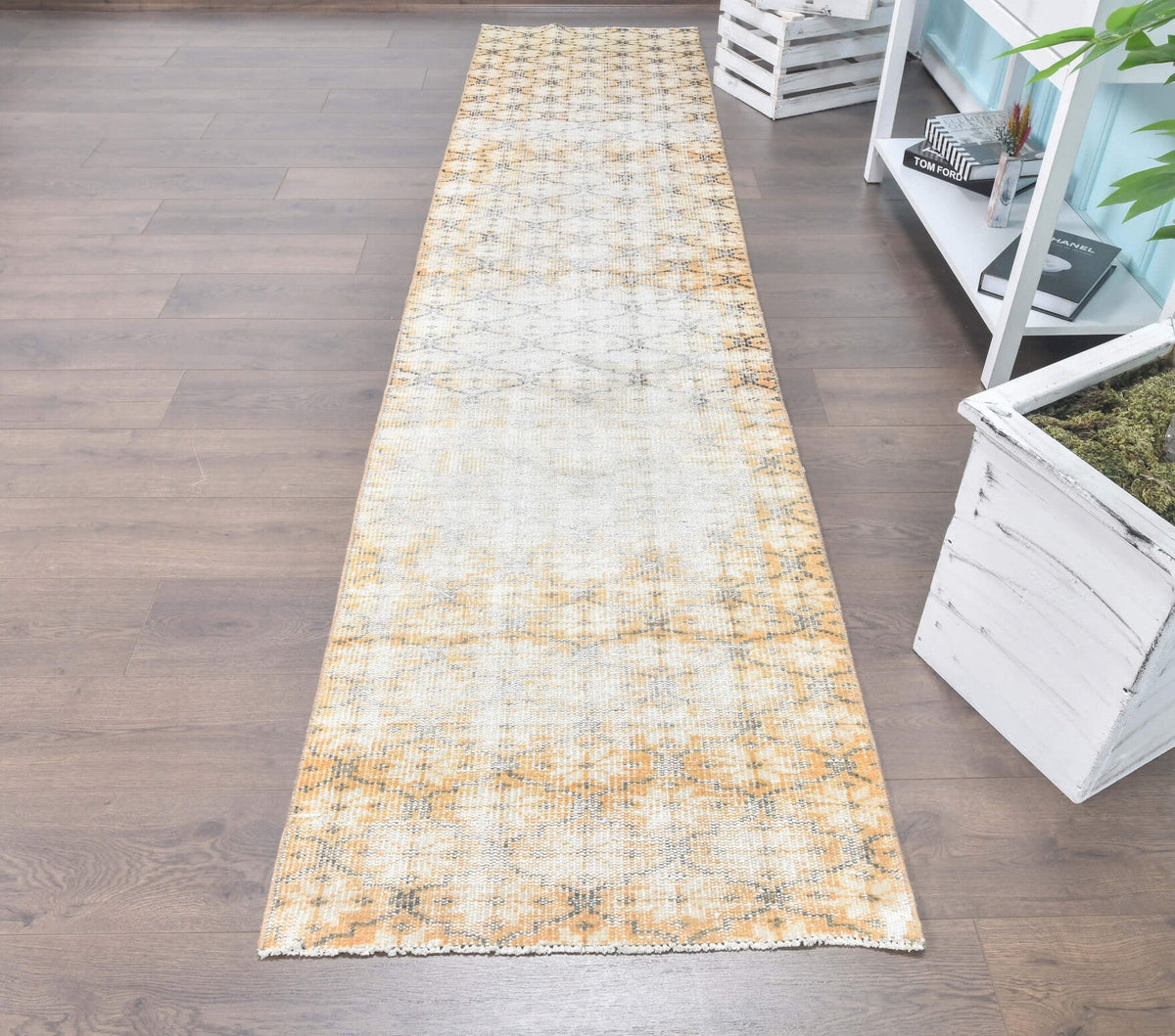 El yapımı vintage yolluk 74x325 cm i̇kat desenli yün - ışık altında renk detayı