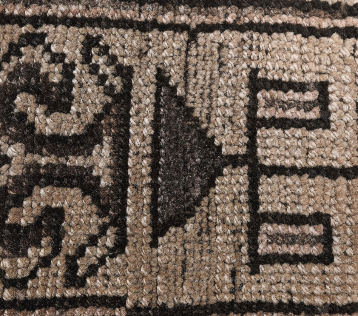 Anadolu kökenli el dokuma halı – 1970'ler üretimi, ikat desenli