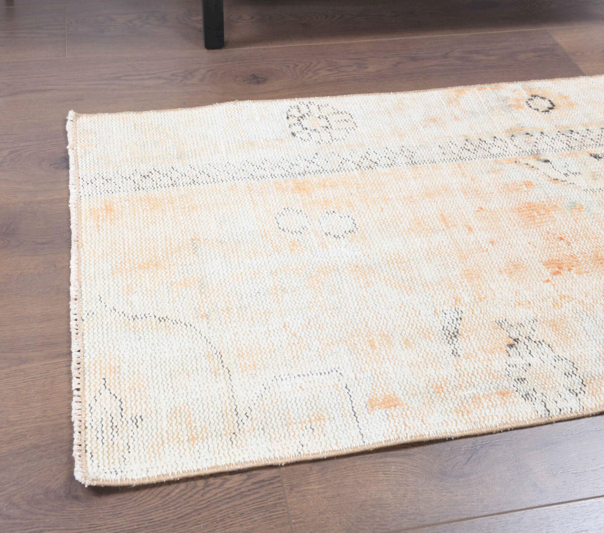 El yapımı vintage halı 66x135 cm soyut desenli yün - yakın çekim doku detayı