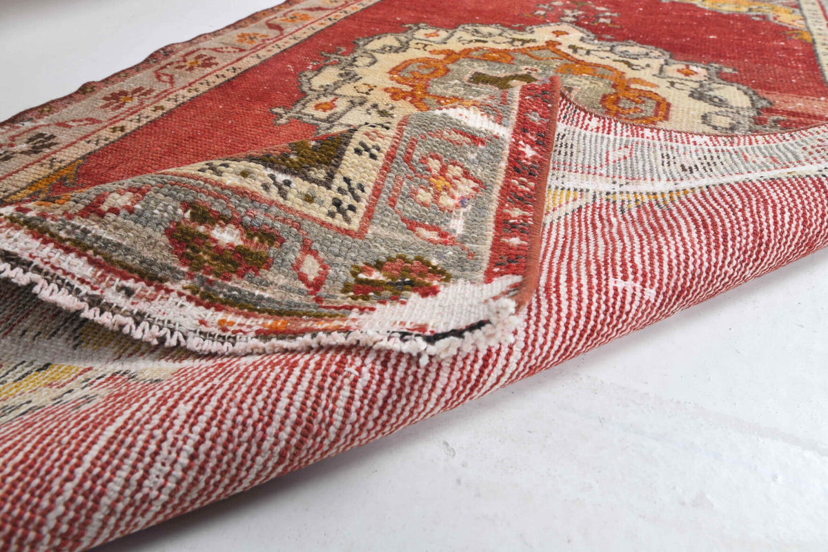 El yapımı vintage halı 61x122 cm oryantal desenli yün - ışık altında renk detayı