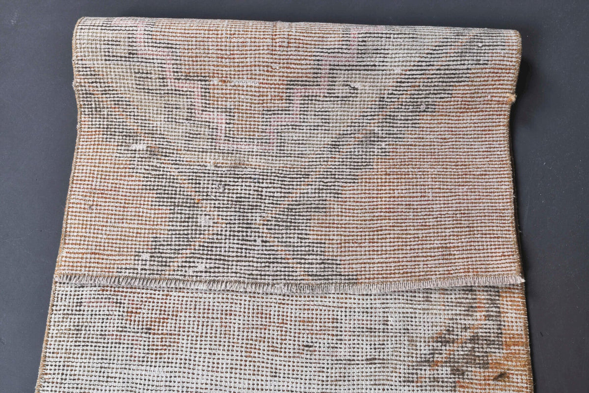 El yapımı vintage yolluk 64x178 cm soyut desenli yün - ışık altında renk detayı