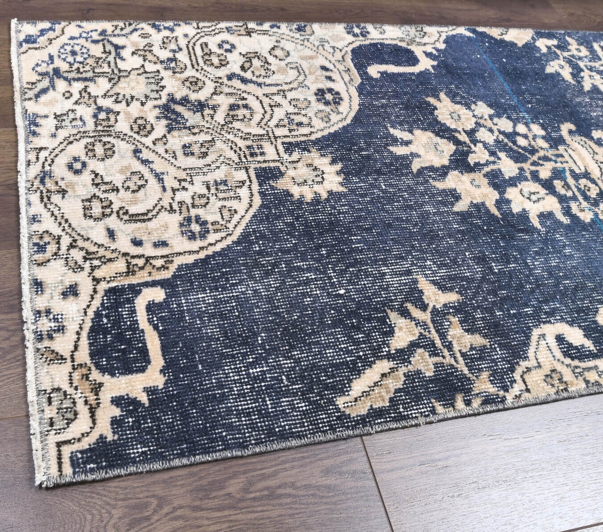 El yapımı vintage yolluk 61x244 cm çiçek desenli desenli yün - kenar ve saçak detayı
