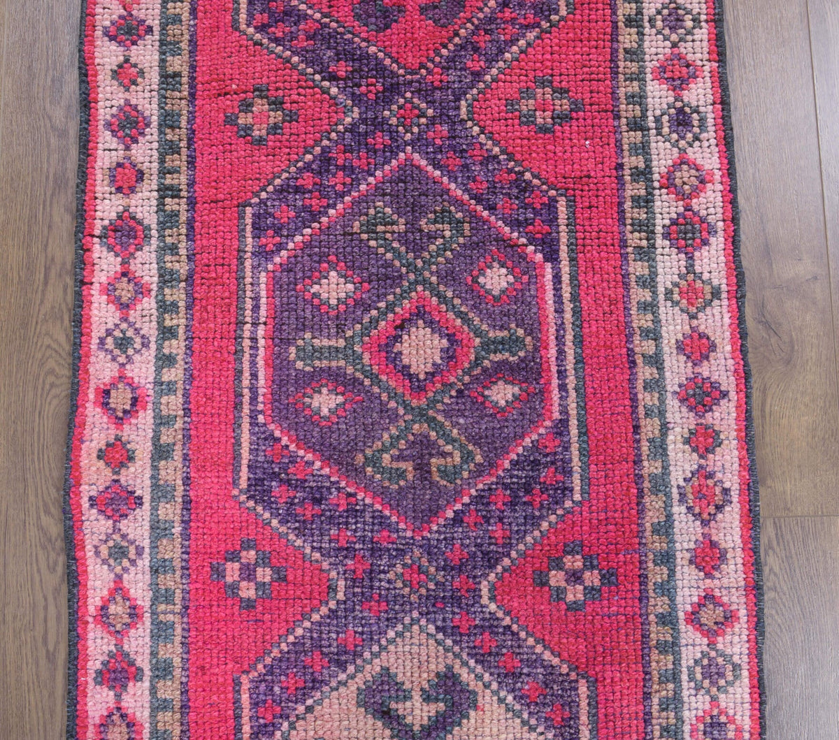 El yapımı vintage yolluk 61x274 cm geometrik desenli yün - yakın çekim doku detayı