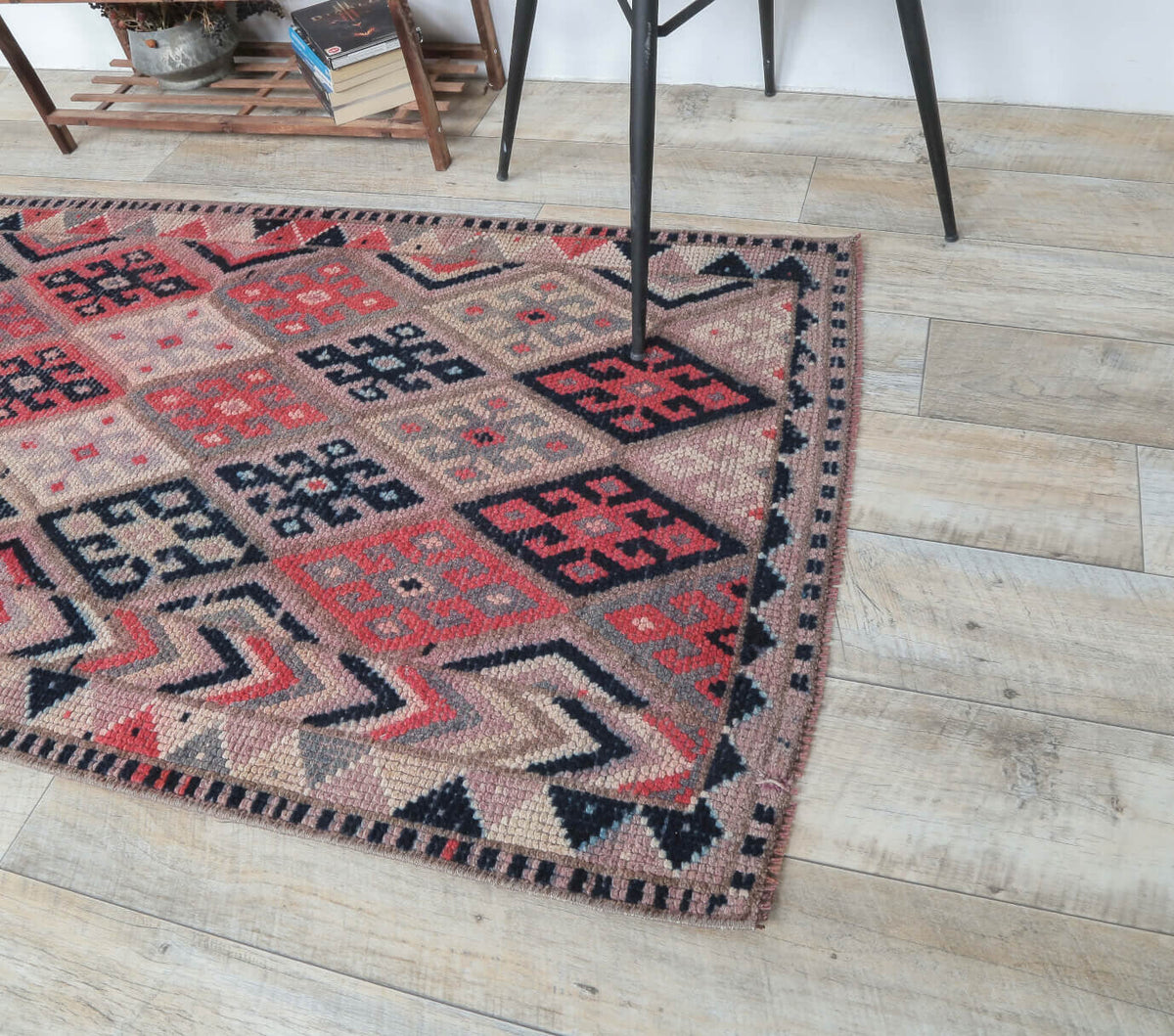 El yapımı vintage yolluk 89x310 cm geometrik desenli yün - yakın çekim doku detayı