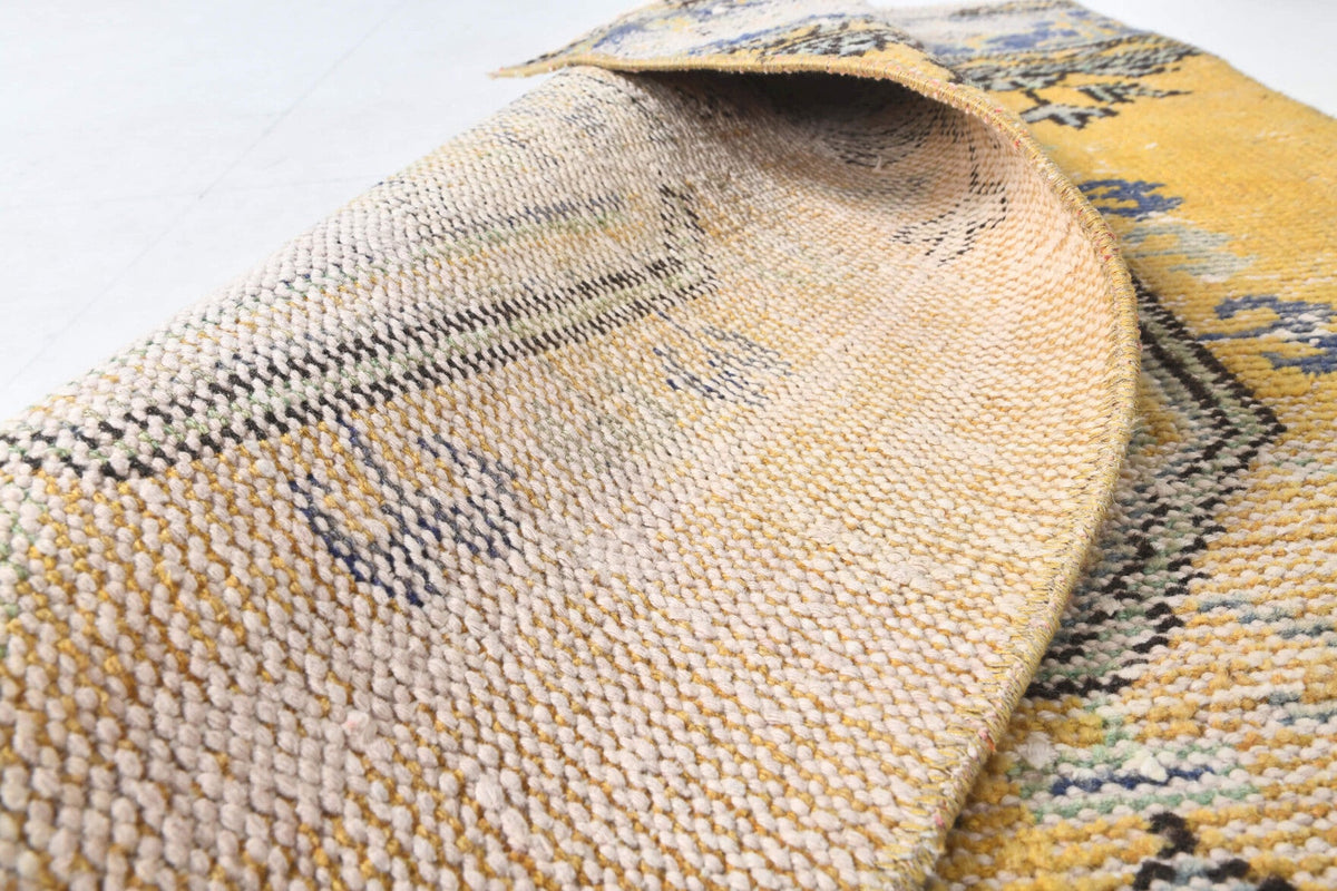 El yapımı vintage yolluk 81x338 cm i̇kat desenli yün - ışık altında renk detayı