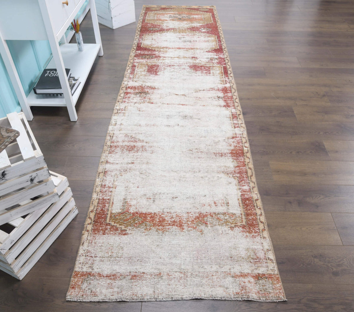 El yapımı vintage yolluk 91x345 cm geometrik desenli yün - ışık altında renk detayı