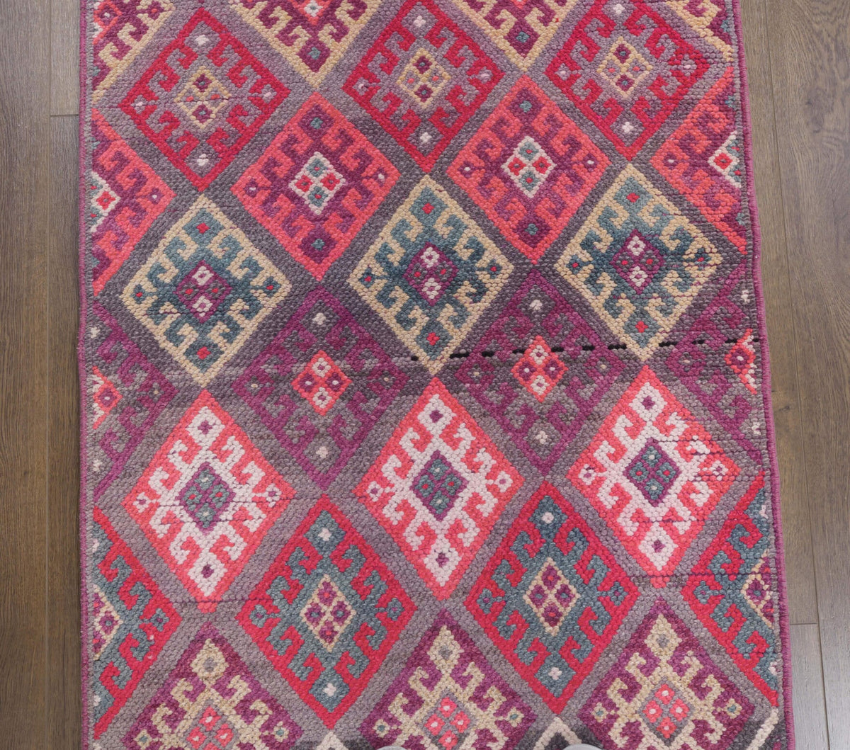 El yapımı vintage yolluk 94x345 cm i̇kat desenli yün - yakın çekim doku detayı
