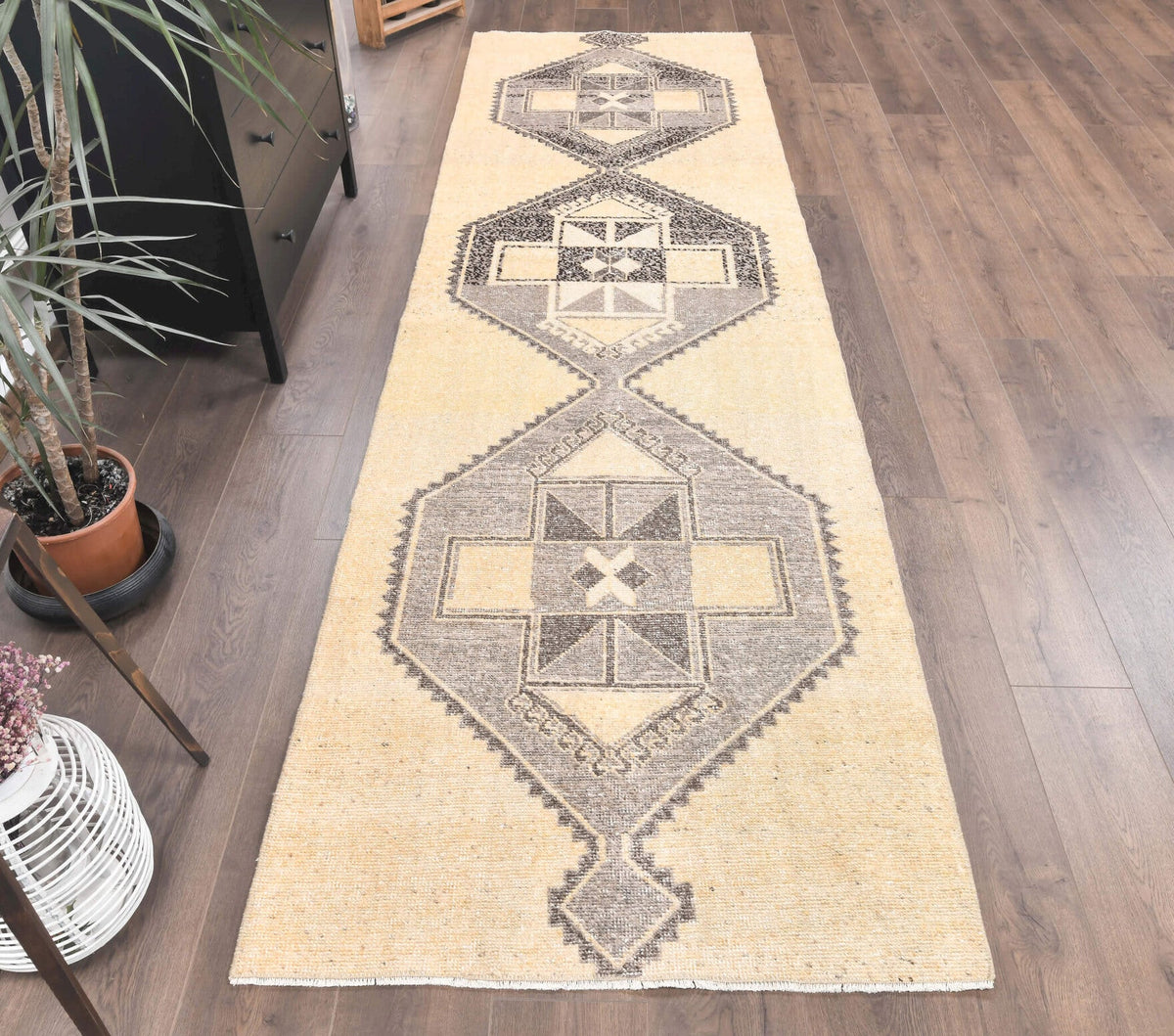 Geometrik desenli el dokuma vintage yolluk – turuncu ve bej tonlarda yün dokuma