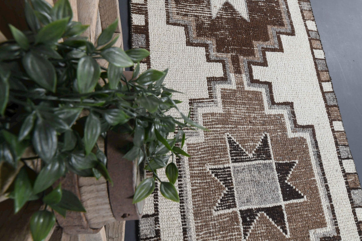 El yapımı vintage yolluk 97x323 cm geometrik desenli yün - ışık altında renk detayı