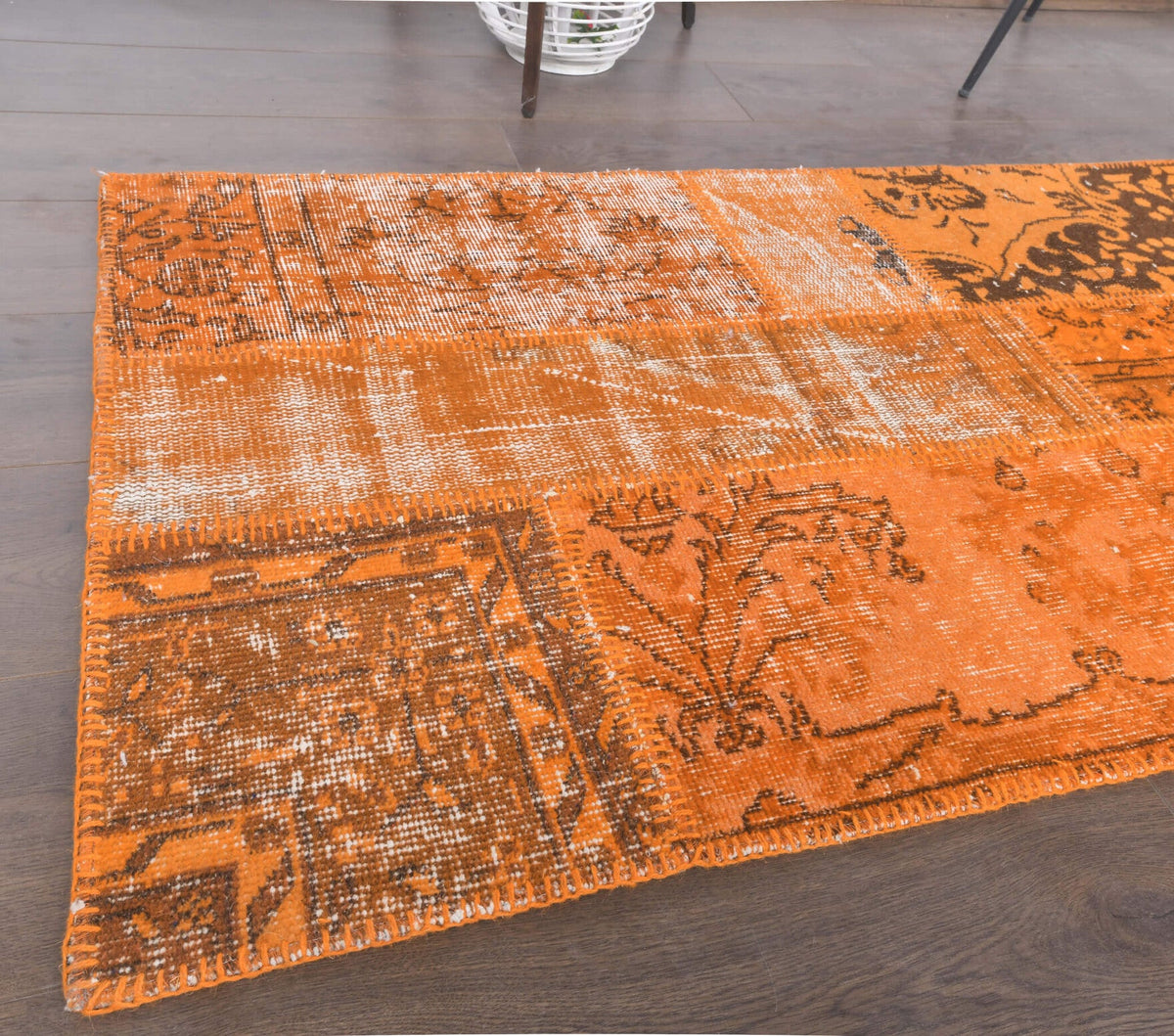 El yapımı vintage yolluk 81x399 cm üzeri boyalı desenli yün - yakın çekim doku detayı