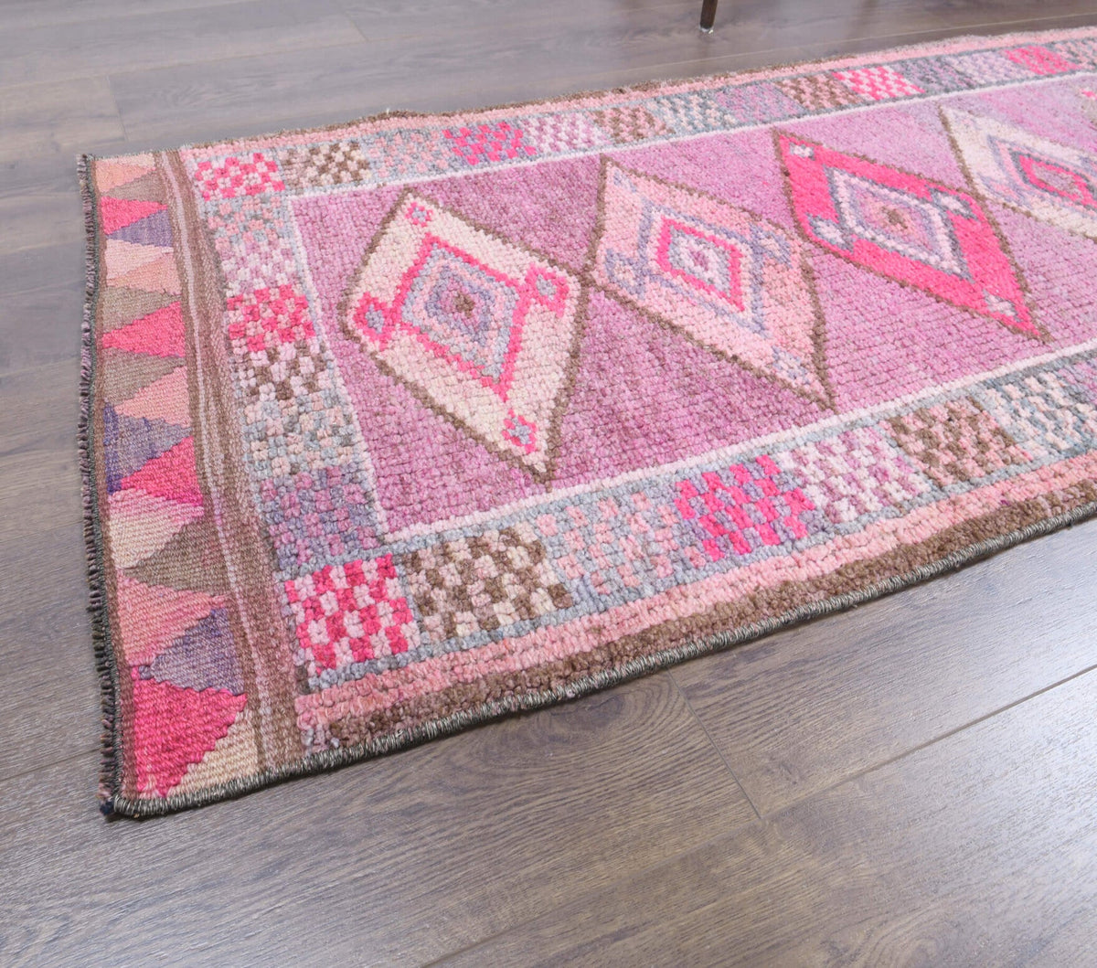 El yapımı vintage yolluk 61x427 cm geometrik desenli yün - üstten görünüm