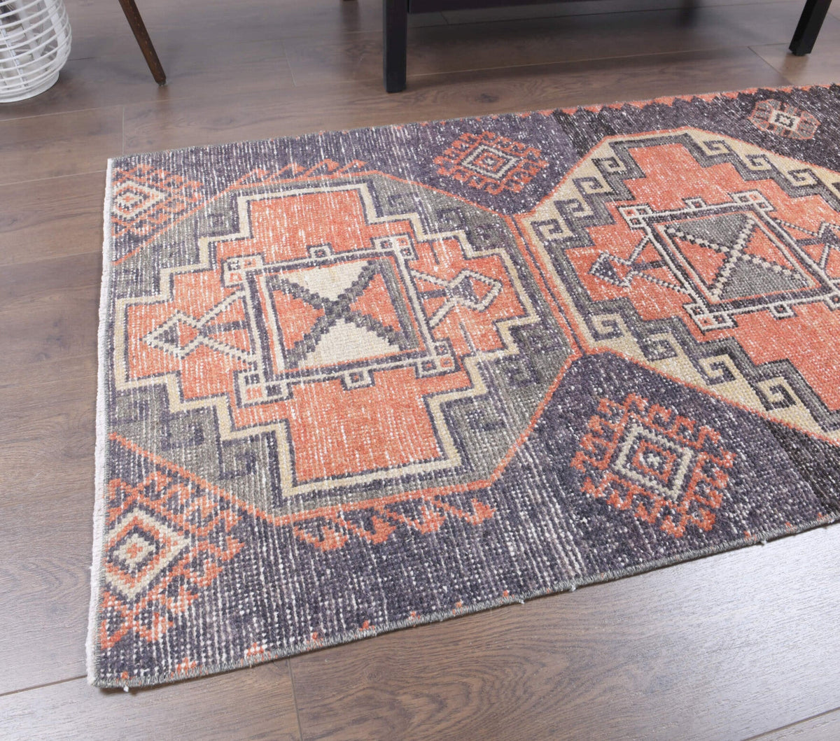 El yapımı vintage halı 81x180 cm geometrik desenli yün - mekan görünümü