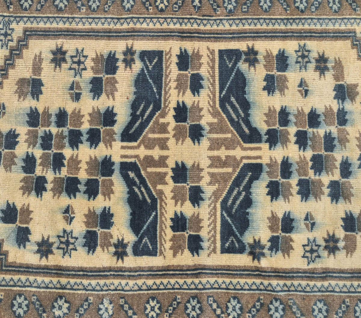 El yapımı vintage halı 94x170 cm bordürlü desenli yün - mekan görünümü