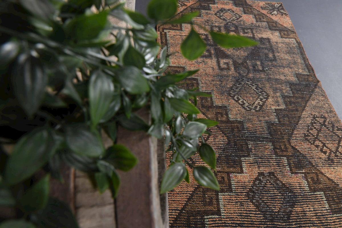 El yapımı vintage yolluk 86x287 cm oryantal desenli yün - ışık altında renk detayı