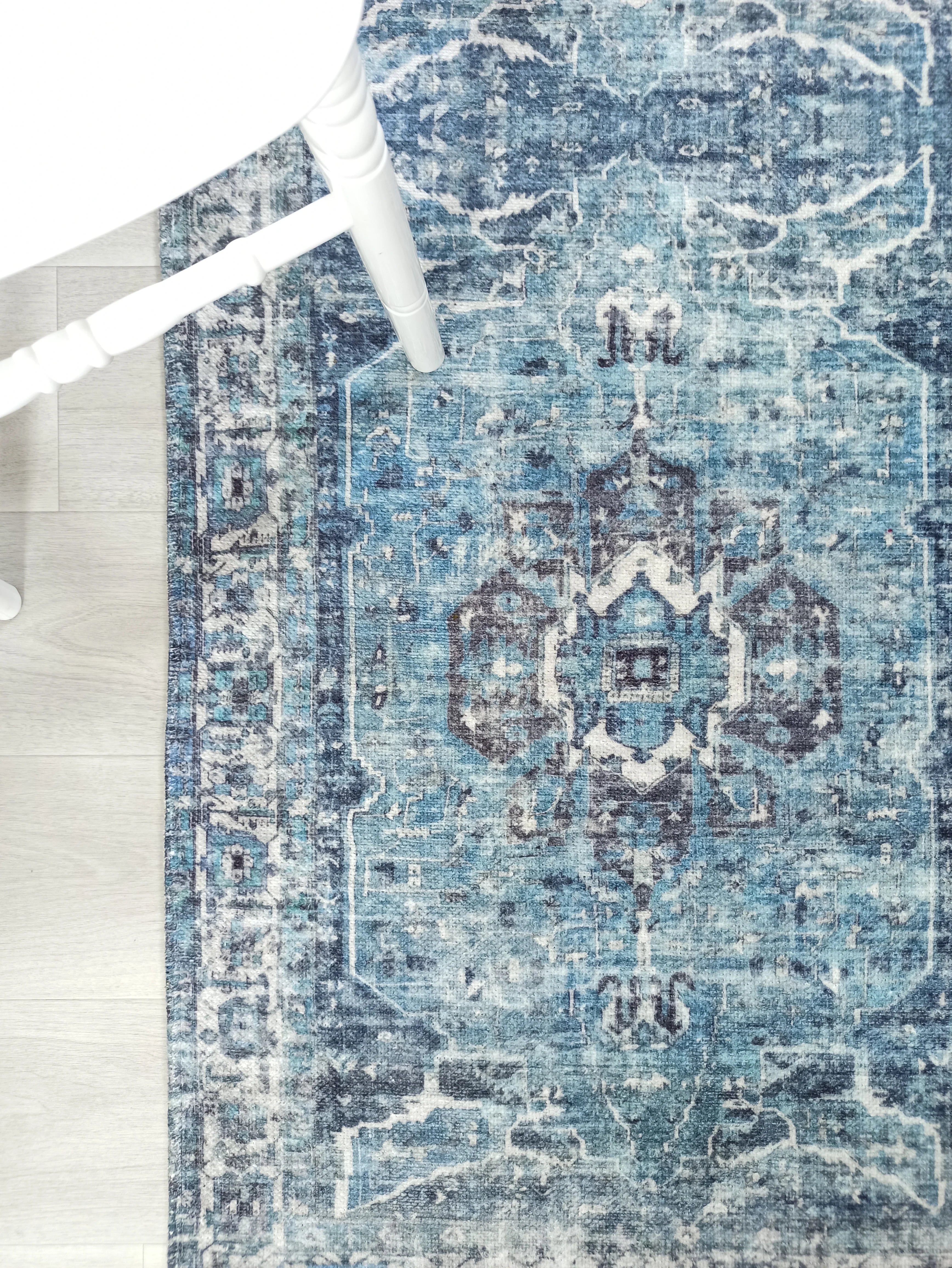 Lacivert ve Buz Mavisi Eskitme Medalyonlu Vintage Halı - OUTLET - 4305MOU
